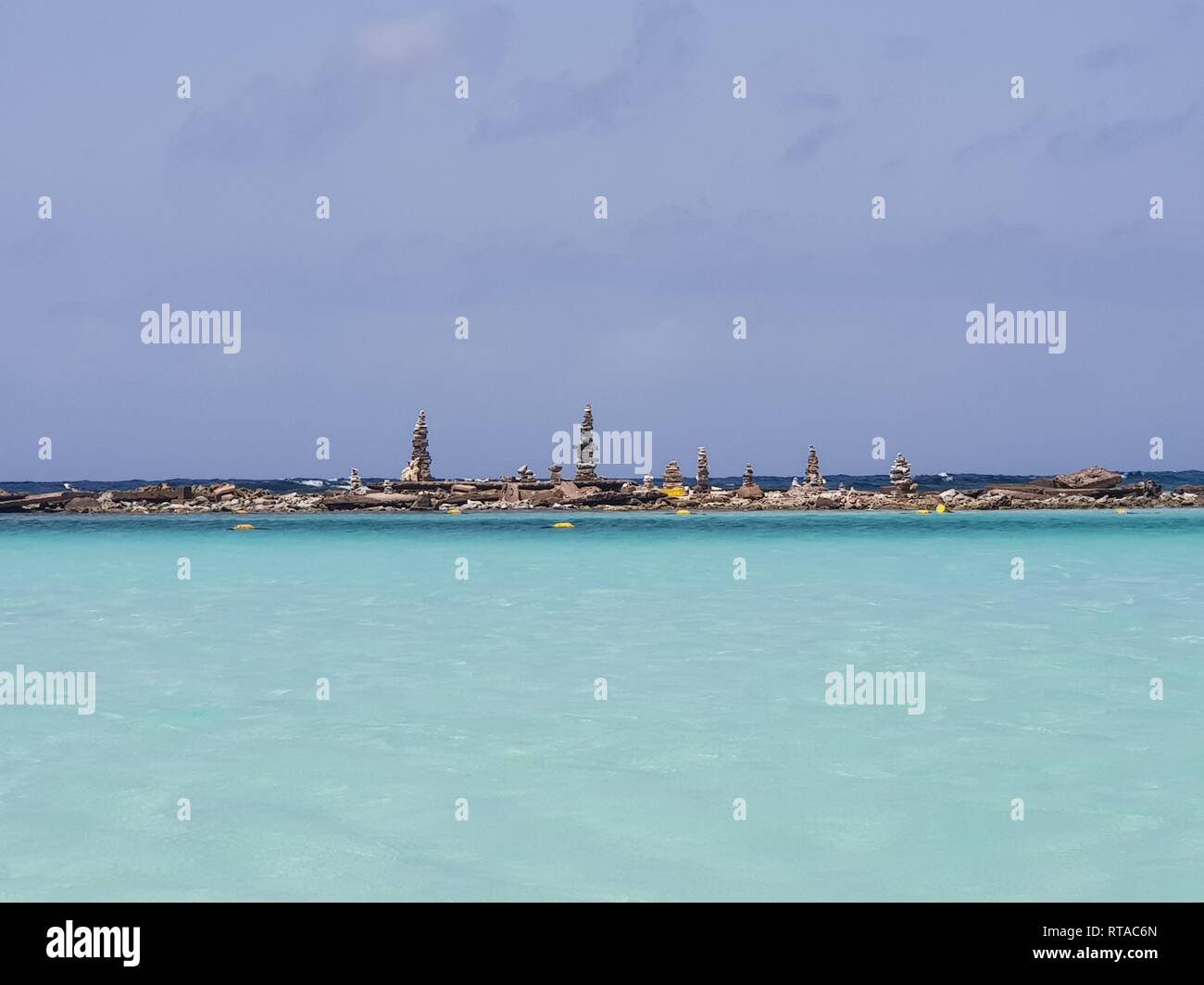 Karibik mit Meerblick mit Steinskulpturen am Horizont Stockfoto