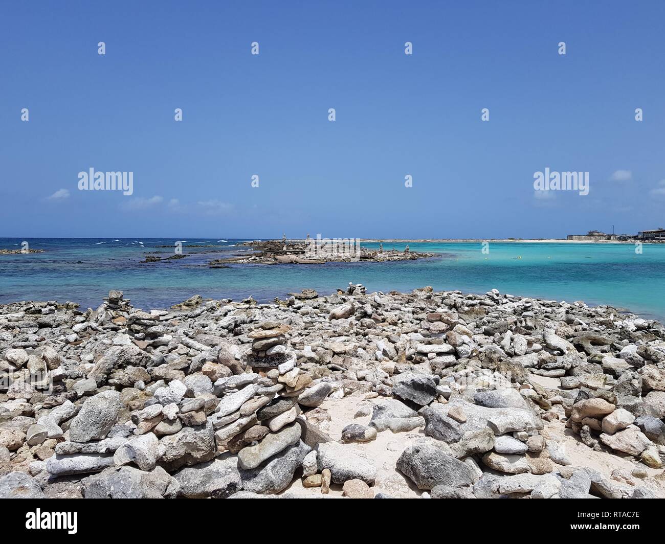 Steine, Skulpturen und der warmen karibischen Meer aus Aruba Stockfoto