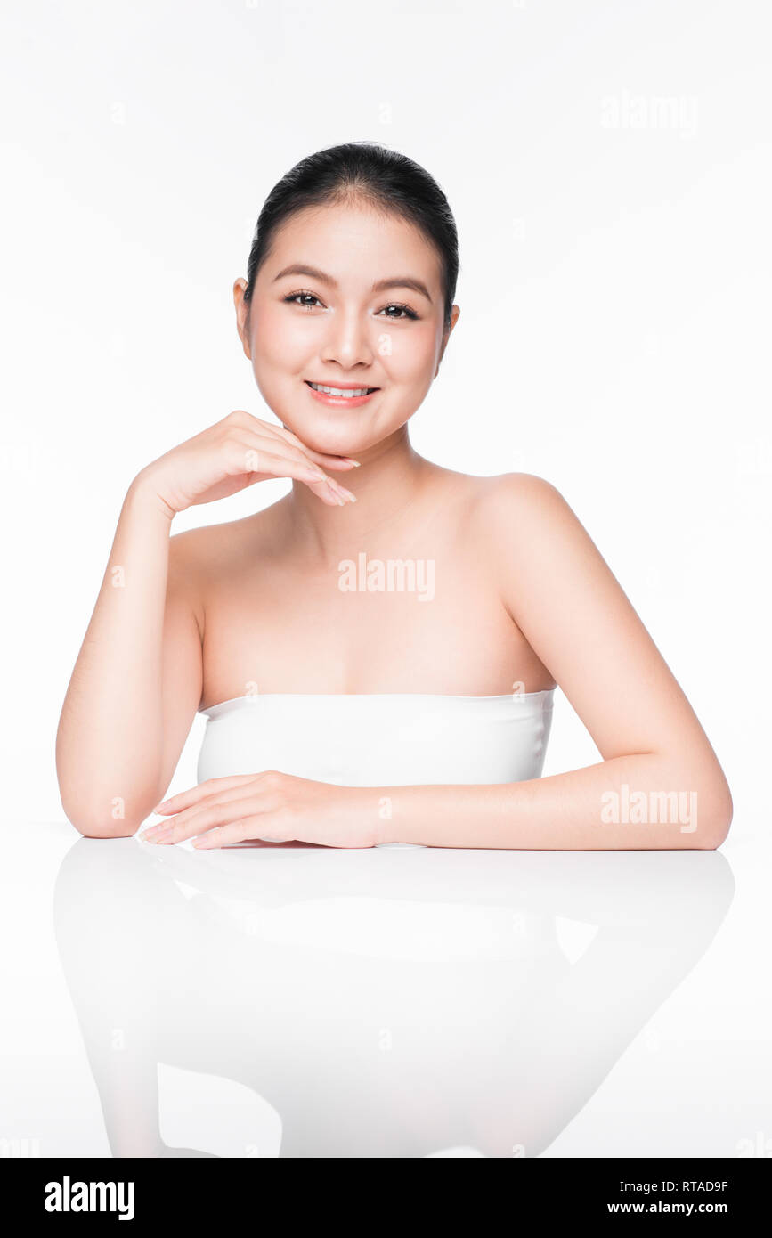 Jugend und Skin Care Concept. Beauty Spa Asiatin mit perfekter Haut Portrait. Stockfoto