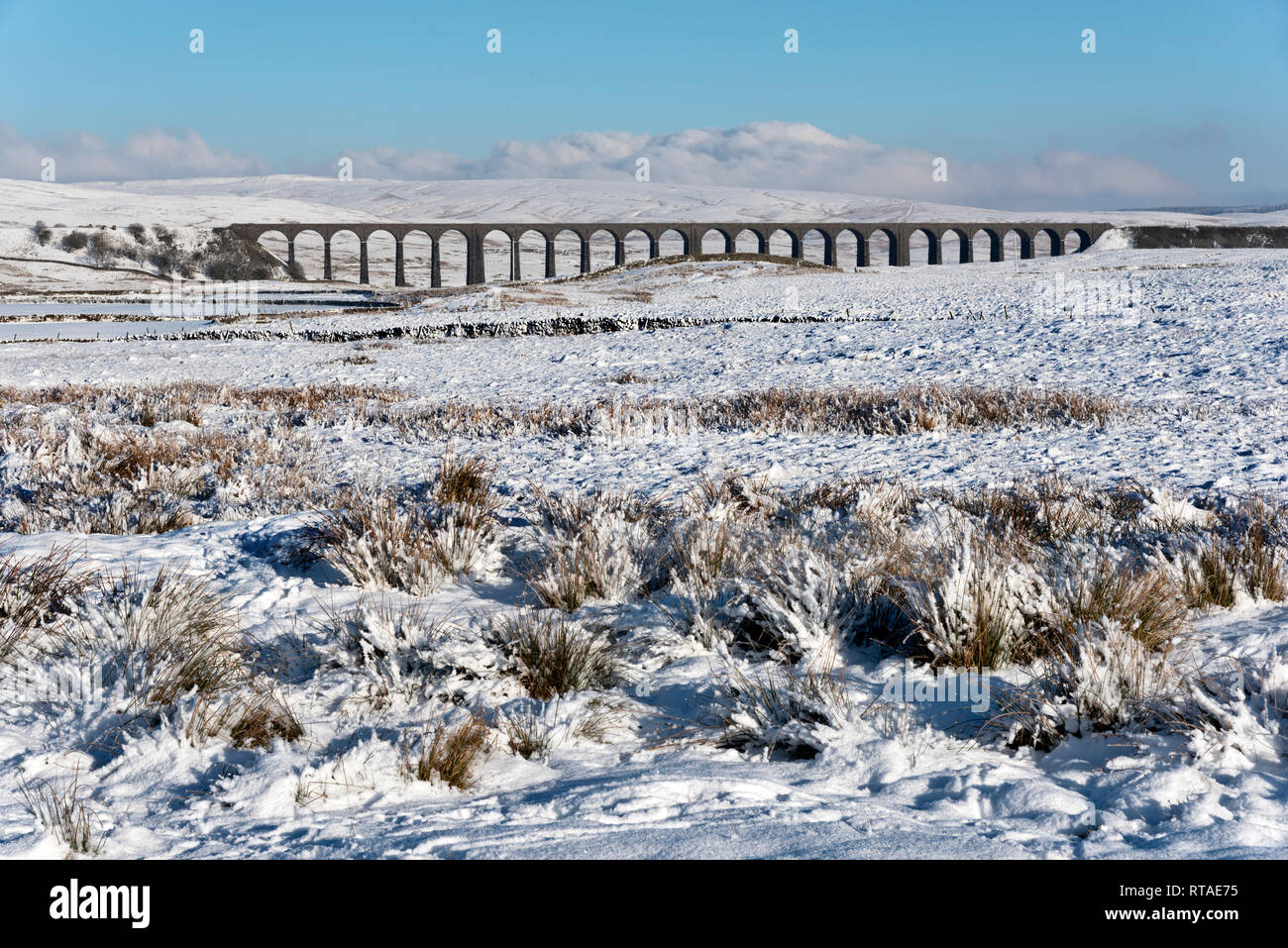 Ribblehead (Batty Moss) Viadukt im Schnee, in der Nähe von Ingleton, Yorkshire Dales National Park, UK. An der berühmten settle-carlisle Railway Line entfernt. Stockfoto