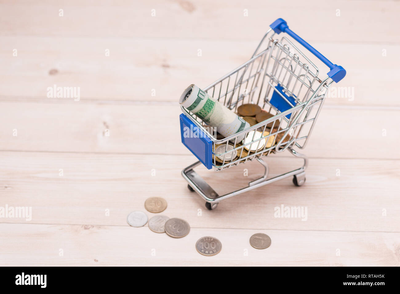 Finanzkonzept. Kleinen Wagen und Münze auf Tisch Stockfoto