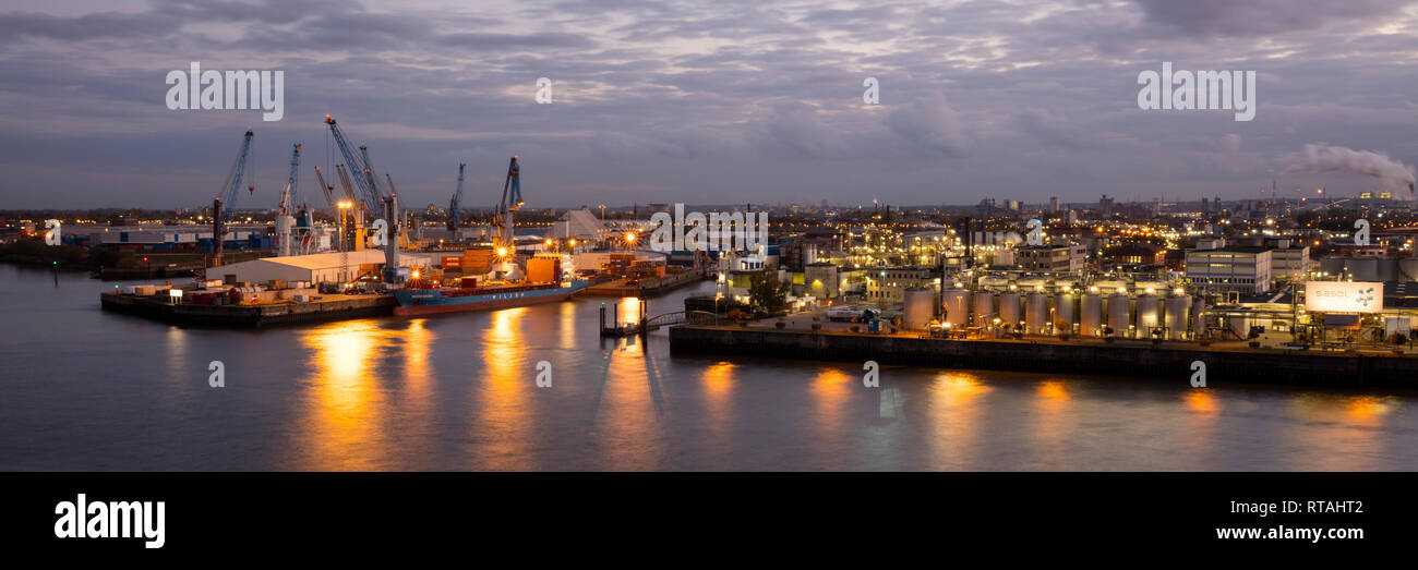 Blick auf den Hafen am Abend, Hamburg, Deutschland, Europa Stockfoto