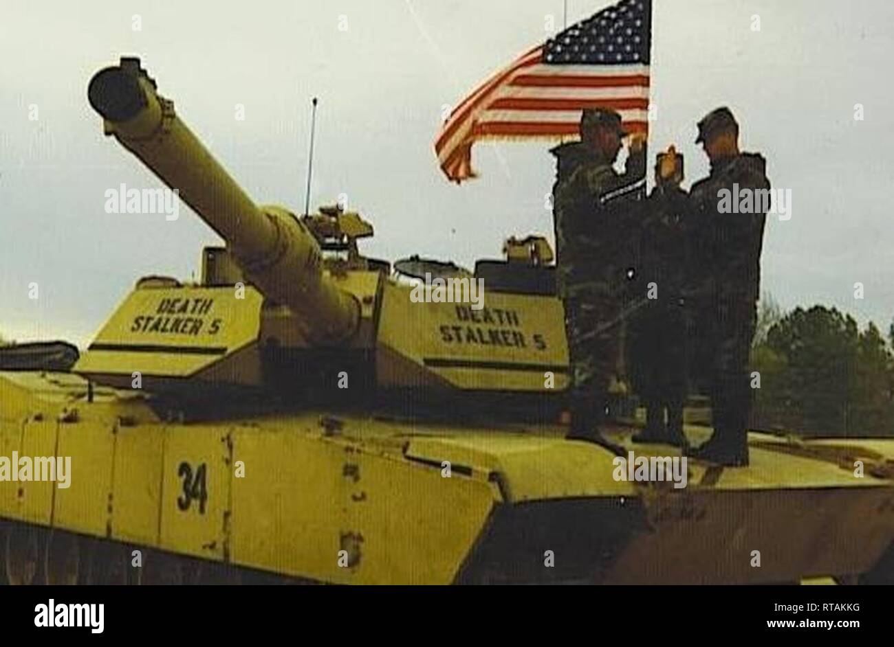 In Fort Riley, Kansas - ein dann, 2 Leutnant Scott W. Mueller, Glenview, Illinois Eingeborener, Zugführer, rezitiert die Eid der Rekrutierung mit Cpl. Joseph Felli, Long Island, New York, native, armor Crewman, sowohl für das Unternehmen D zugeordnet, 1.Bataillon, 43 Armored Regiment, 1st Armored Brigade Combat Team, während Joseph's Felli reenlistment Zeremonie auf einem M1 Abrams tank in Fort Riley, Kansas, Februar 1996. Mehr als 23 Jahre später, ein jetzt Oberst Müller, U.S. Army Garrison Lager Humphreys Commander, rezitiert die gleichen Eid der reenlistment mit Josephs Sohn Erich Felli Felli am Lager Humphreys, Republik Kore Stockfoto