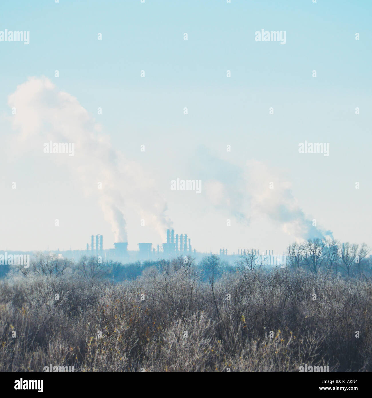 Moderne Landschaft mit werkseitig Rohre in einem Abstand von dem Rauch verschmutzen die Luft Stockfoto