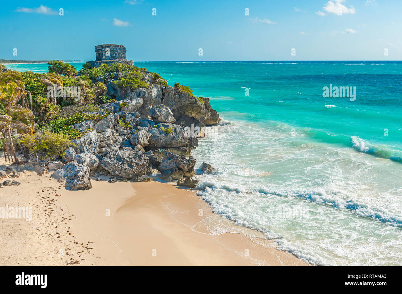 Der Gott der Winde Tempel in den archäologischen Stätten von Tulum durch das Karibische Meer mit seinem berühmten Strand, Quintana Roo, Yucatan, Mexiko. Stockfoto