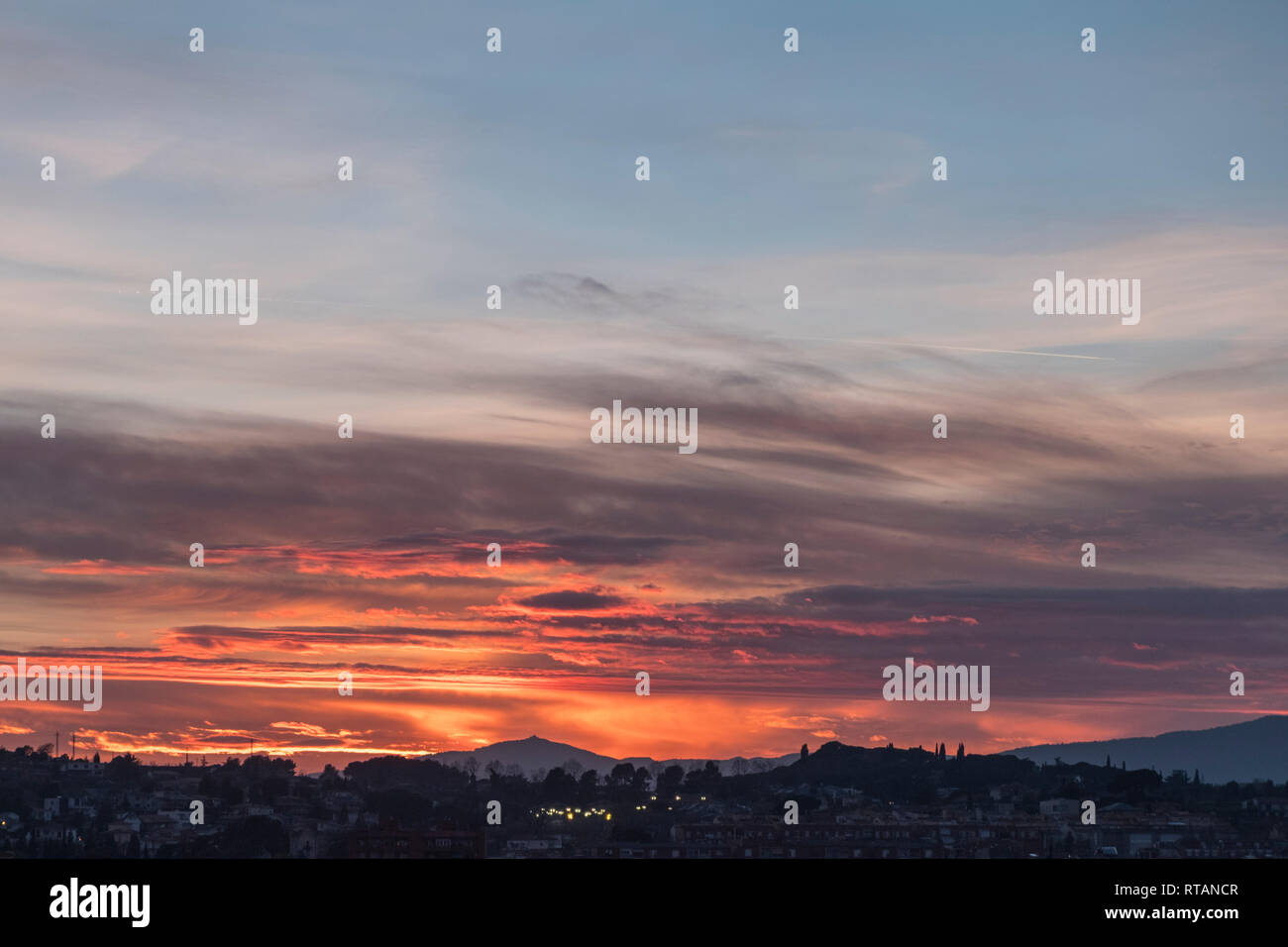 Dramatische bewölkter Sonnenuntergang von Granollers mit La Mola Hill Stockfoto