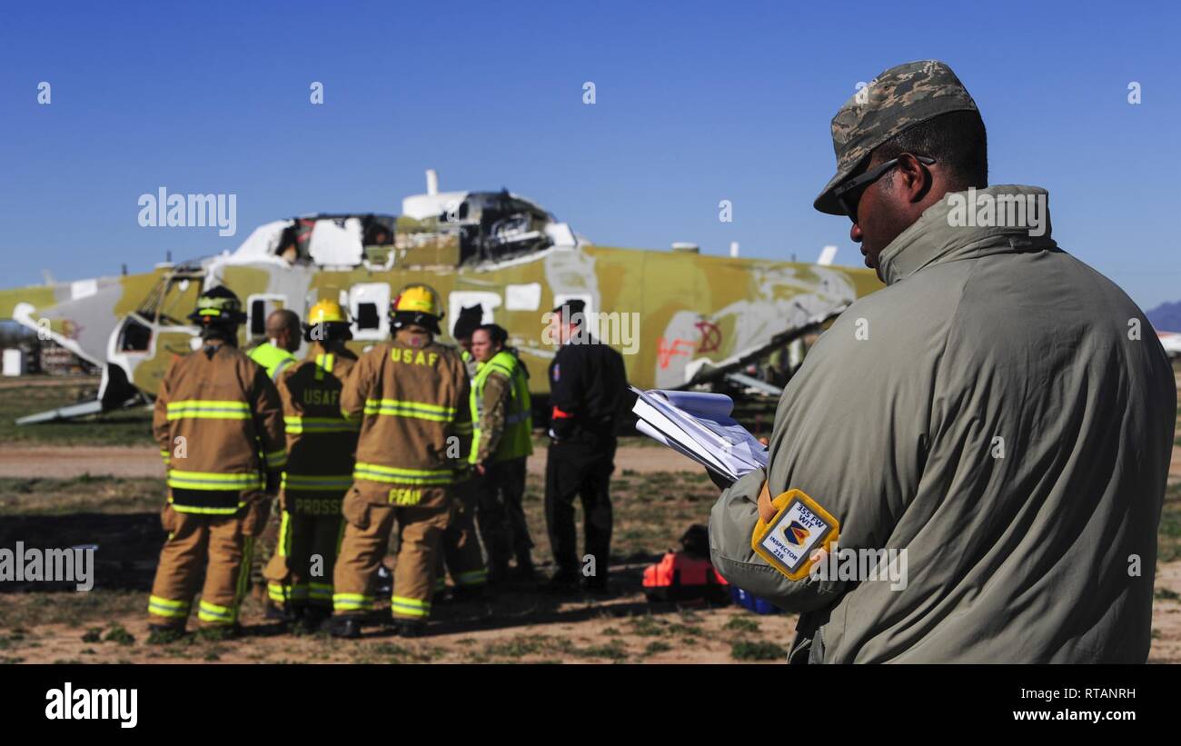 Us Air Force Tech. Sgt. Edward Israel, 355 Flügel Inspector General Inspector, untersucht die Prozesse eines simulierten Flugzeugabsturz Übung in Davis-Monthan Air Force Base, Ariz., Feb 7, 2019. Als Prüfer, Israel muss zur Kenntnis nehmen, Fehler in der Übung, so dass Sie für reale Szenarien festgesetzt werden kann. Stockfoto