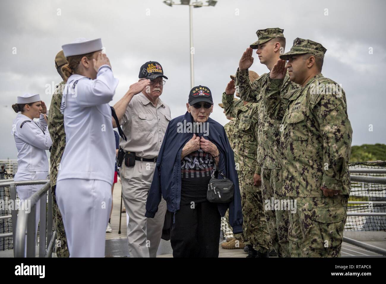 PEARL HARBOR (Feb. 01, 2019) Doris Neumann Rixe, einem weiblichen Weltkriegveteran, Touren das Schlachtschiff USS Missouri (BB-63) Memorial, am 1. Februar. Rixe trug in der U.S. Navy in den frühen 1940er Jahren. Stockfoto