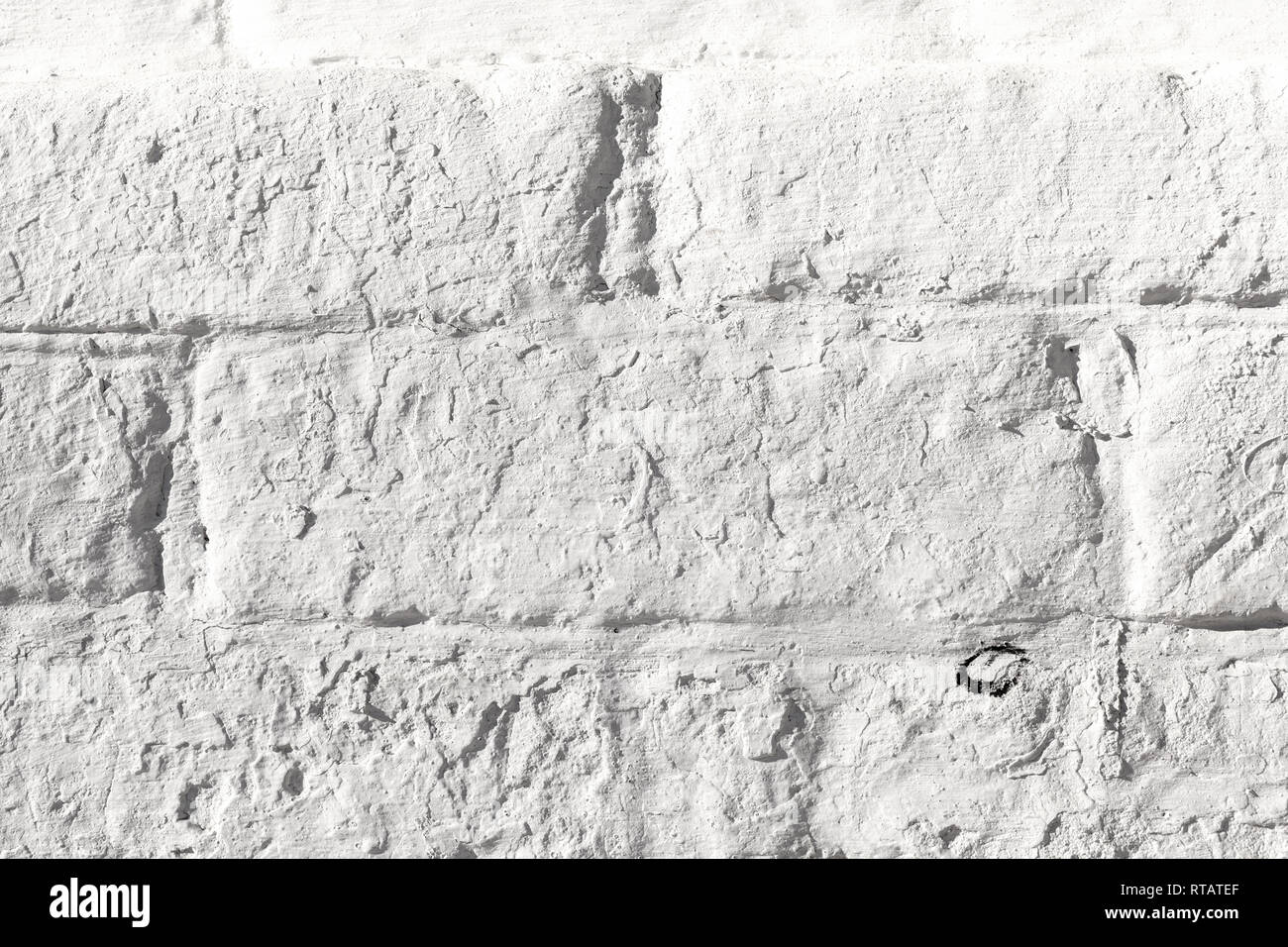 Weiß gestrichenen alten Mauer Textur. Gebleicht Raue im Alter von Mauerwerk. Niveous hellen Hintergrund. Stockfoto