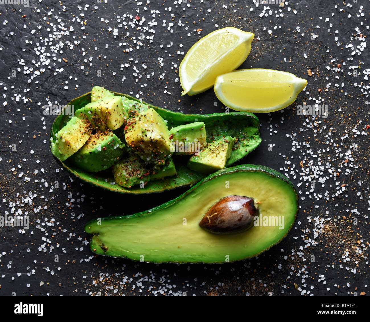 Frische avocado Obst auf einem schwarzen Brett im Landhausstil. Das Konzept der gesunden Ernährung. Essen Fotografie Stockfoto