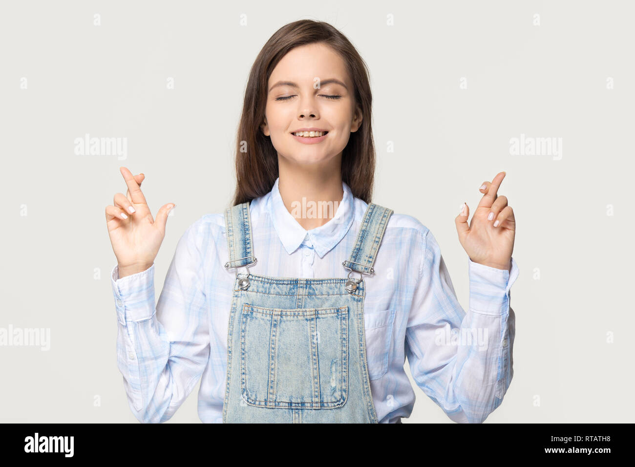 Jugendlich Mädchen drückt die Daumen, wünschen viel Glück bitten Stockfoto