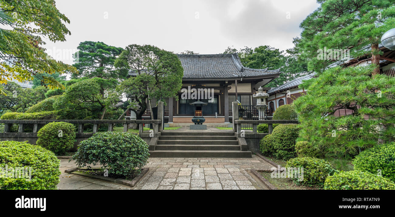 Setagaya, Tokyo, Japan - 19 August 2017: Panoramablick auf Honden Aula der Moriiwao Tempel umgebaut im Jahr 1964 nach einem Brand. Honzon verankert Gottheiten Stockfoto