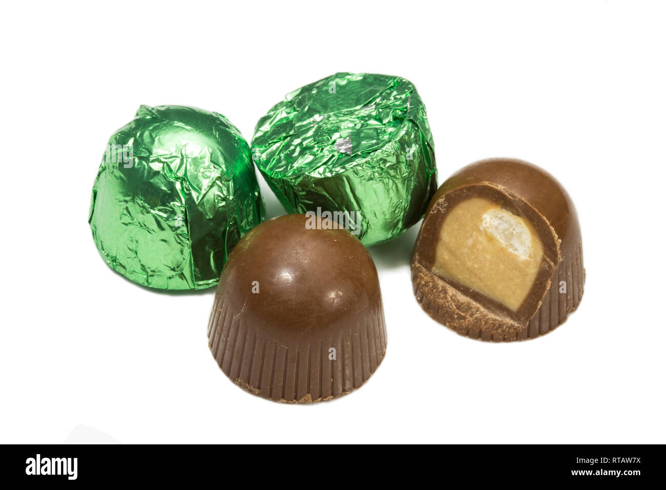 Schokoladenpralinen auf weißem Hintergrund Stockfoto