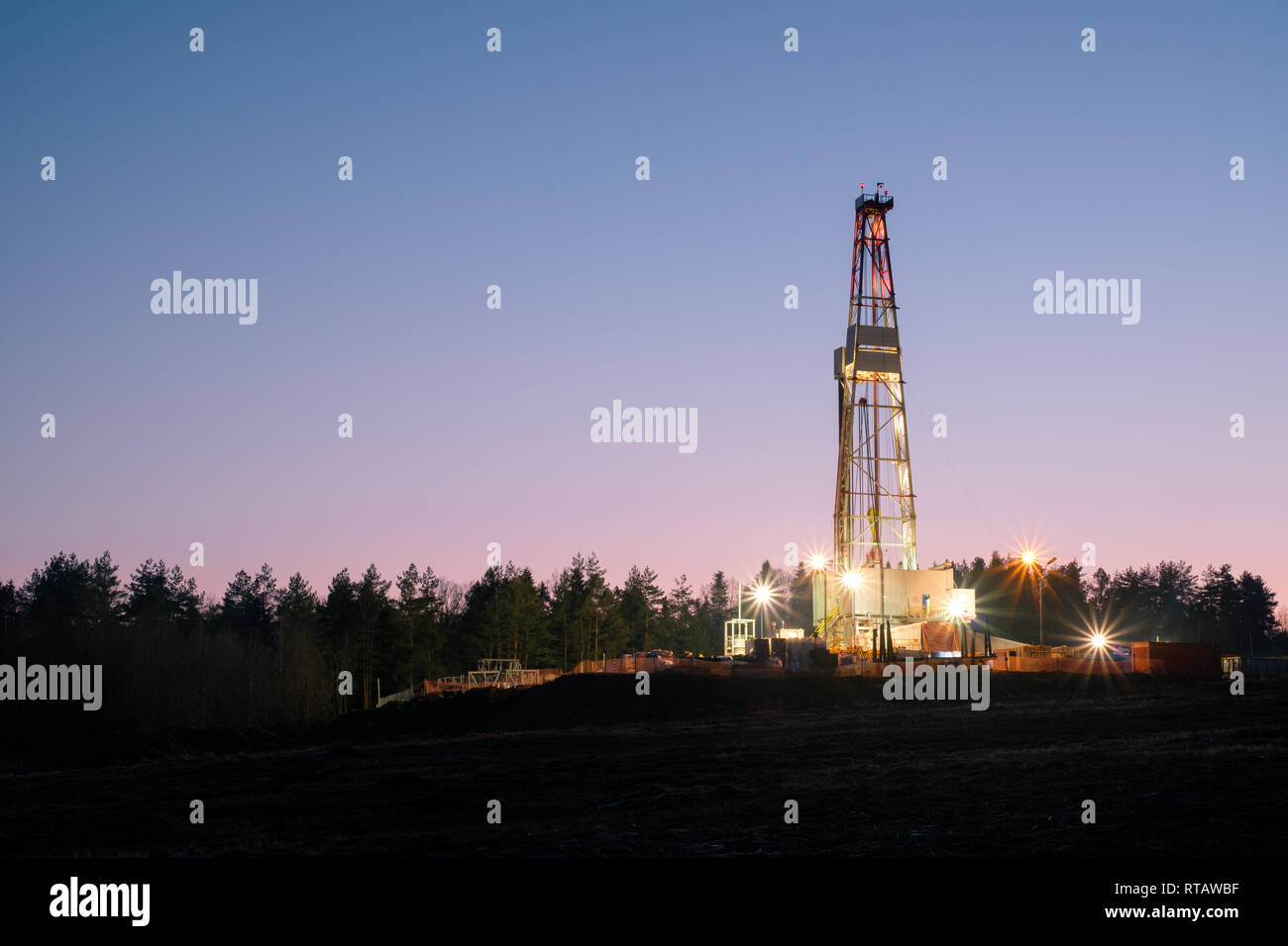 Öl und Gas Bohranlage auf Sonnenuntergang Hintergrund. Industrielles Konzept Stockfoto