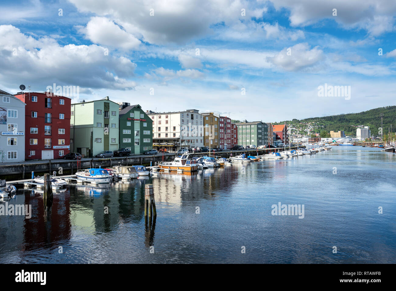 Flusses Nidelva mit Motorbooten in Trondheim, Norwegen Stockfoto