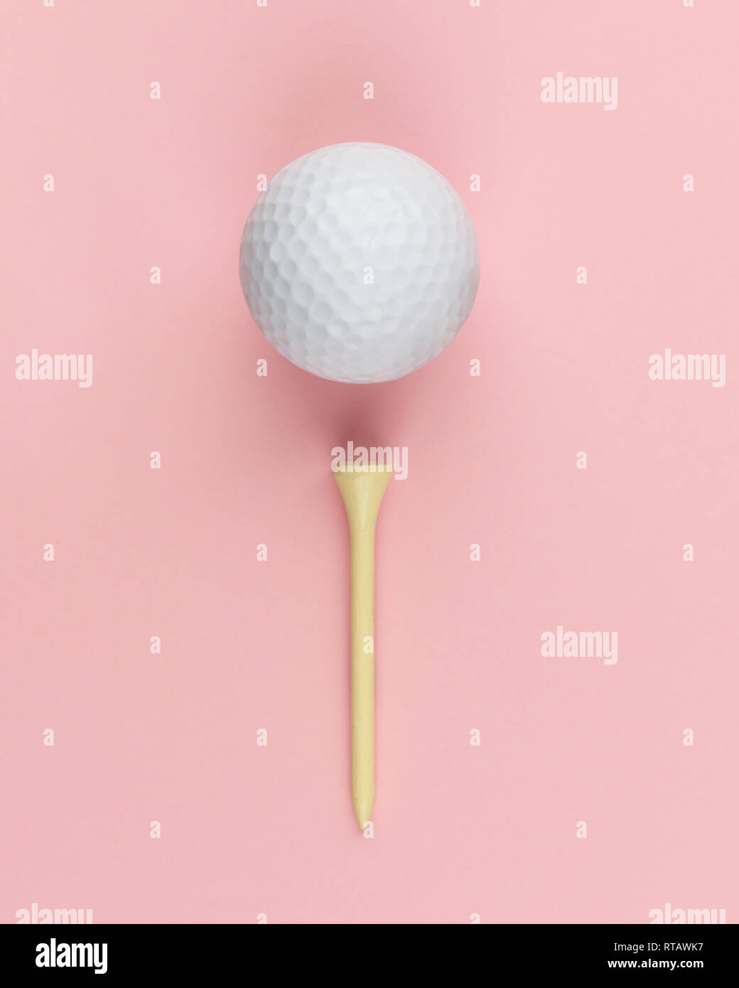 Golf Ball und Holz- T-Stück auf rosa Hintergrund closeup Stockfoto