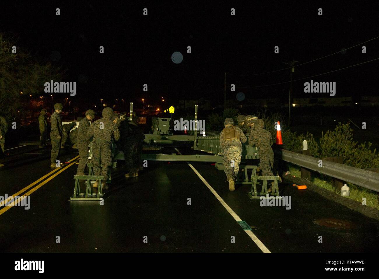 Us-Marines mit Brücke, 7 Techniker, 1. Marine Logistics Group, bauen Sie ein Medium girder Bridge auf Carnes Road an der Marine Corps Base Camp Pendleton, Feb 4, 2019. Die Brücke wurde gebaut, um die einsatzfahrzeuge Passage über ein Dreckloch, die auf Carnes Straße entwickelt hatte, von der Erosion früher zu ermöglichen. Stockfoto