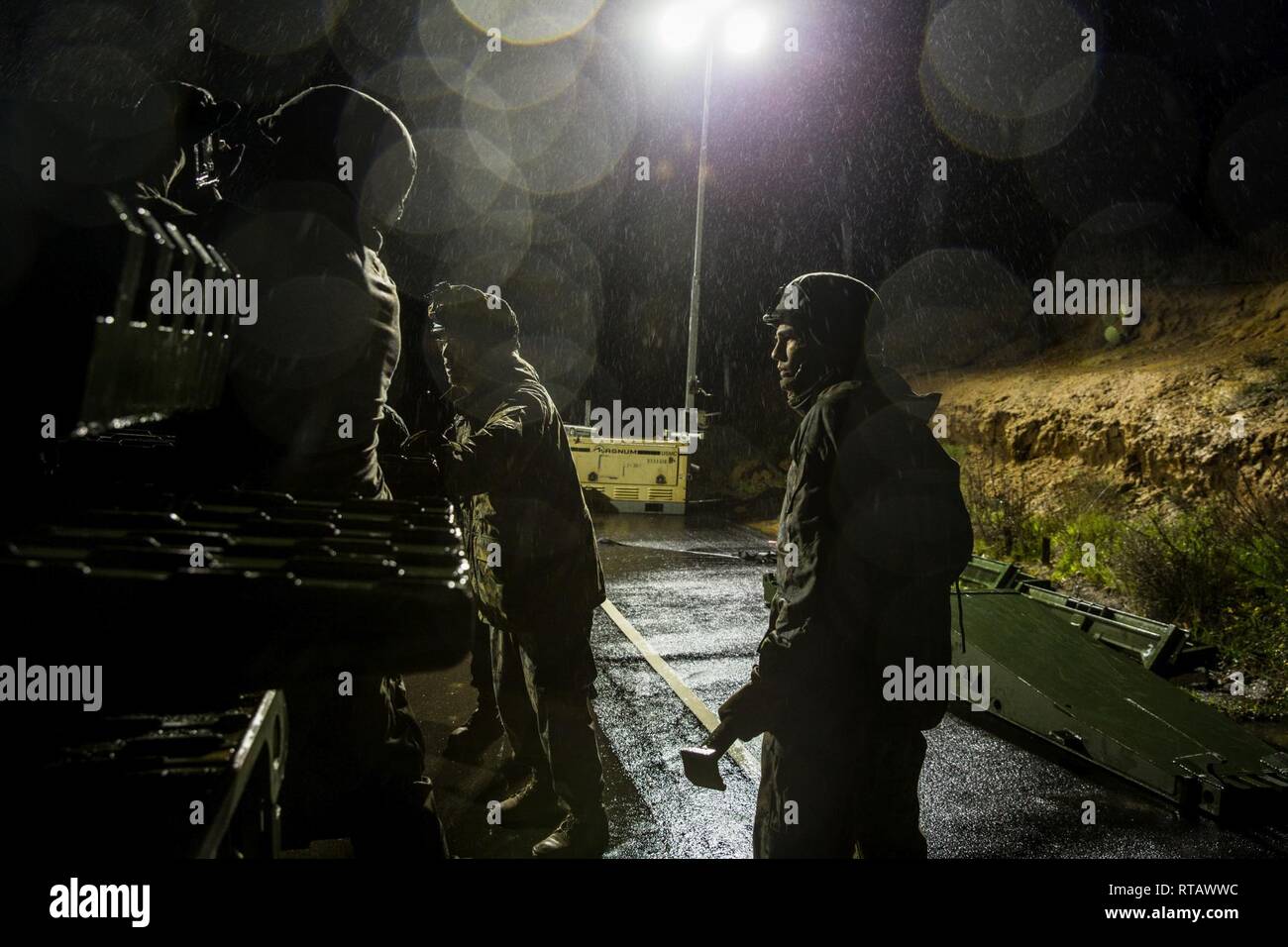 Us-Marines mit Brücke, 7 Techniker, 1. Marine Logistics Group, bauen Sie ein Medium girder Bridge auf Carnes Road an der Marine Corps Base Camp Pendleton, Feb 4, 2019. Die Brücke wurde gebaut, um die einsatzfahrzeuge Passage über ein Dreckloch, die auf Carnes Straße entwickelt hatte, von der Erosion früher zu ermöglichen. Stockfoto