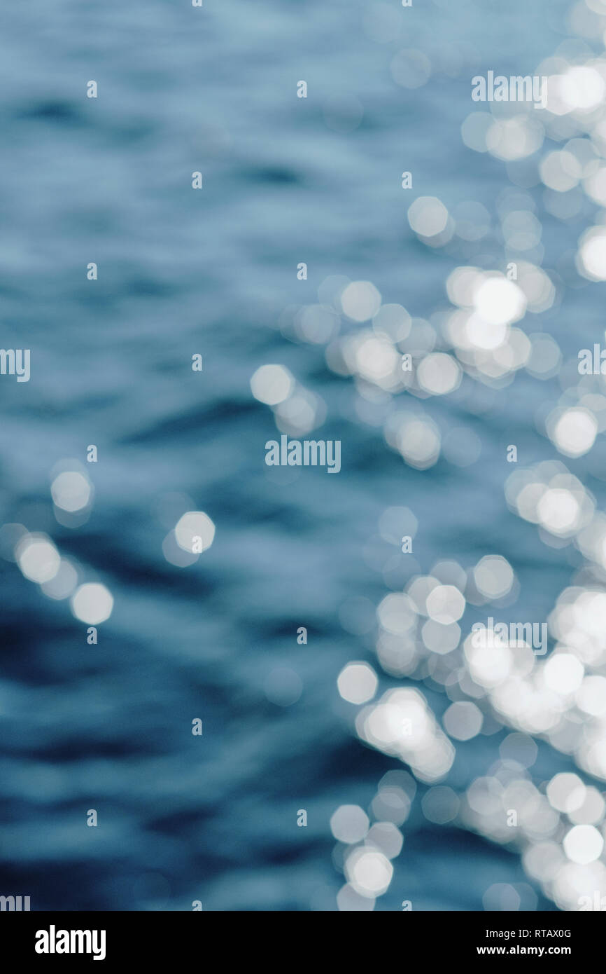 Sonne am Meer - Wasser Hintergrund Full-Frame mit geworfenen Fokus und Highlights glänzen. Stockfoto