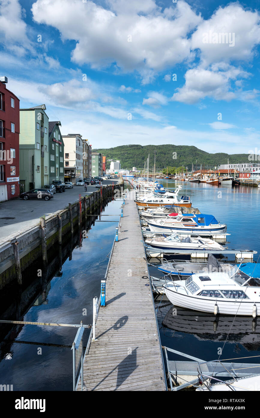 Flusses Nidelva mit Motorbooten in Trondheim, Norwegen Stockfoto
