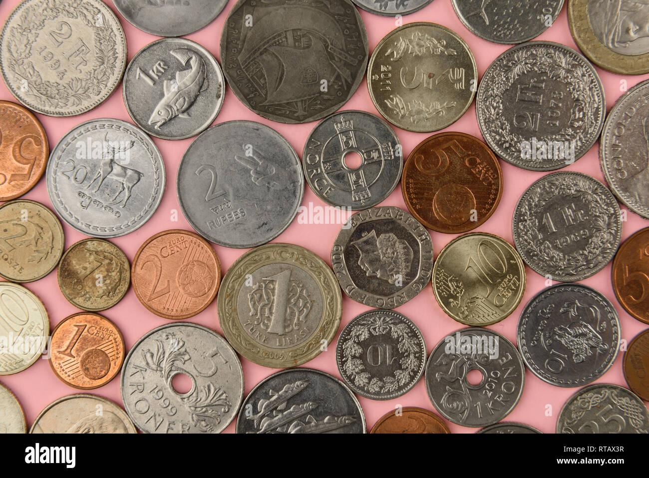 Anderes Land Münzen auf rosa Hintergrund Stockfoto