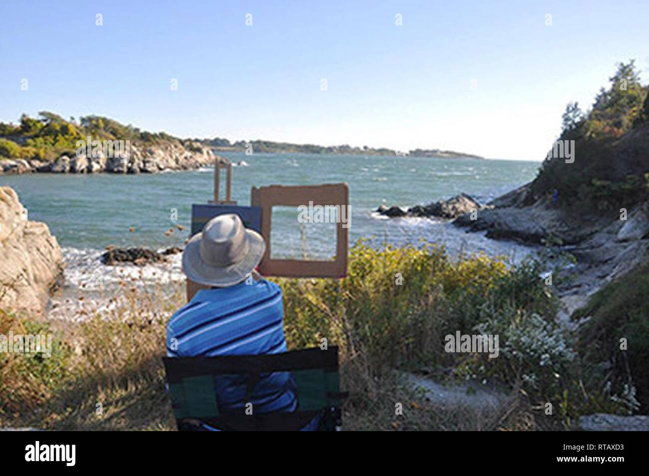 Mit einer Pizza Box als Sucher beim Malen am Fort Wetherill State Park in Jamestown, Michael Garr, Ozeanograph am Naval Undersea Warfare Center Division Newport, war auf der Webseite 'OutdoorPainter' im Jahr 2014 hervorgehoben. Stockfoto