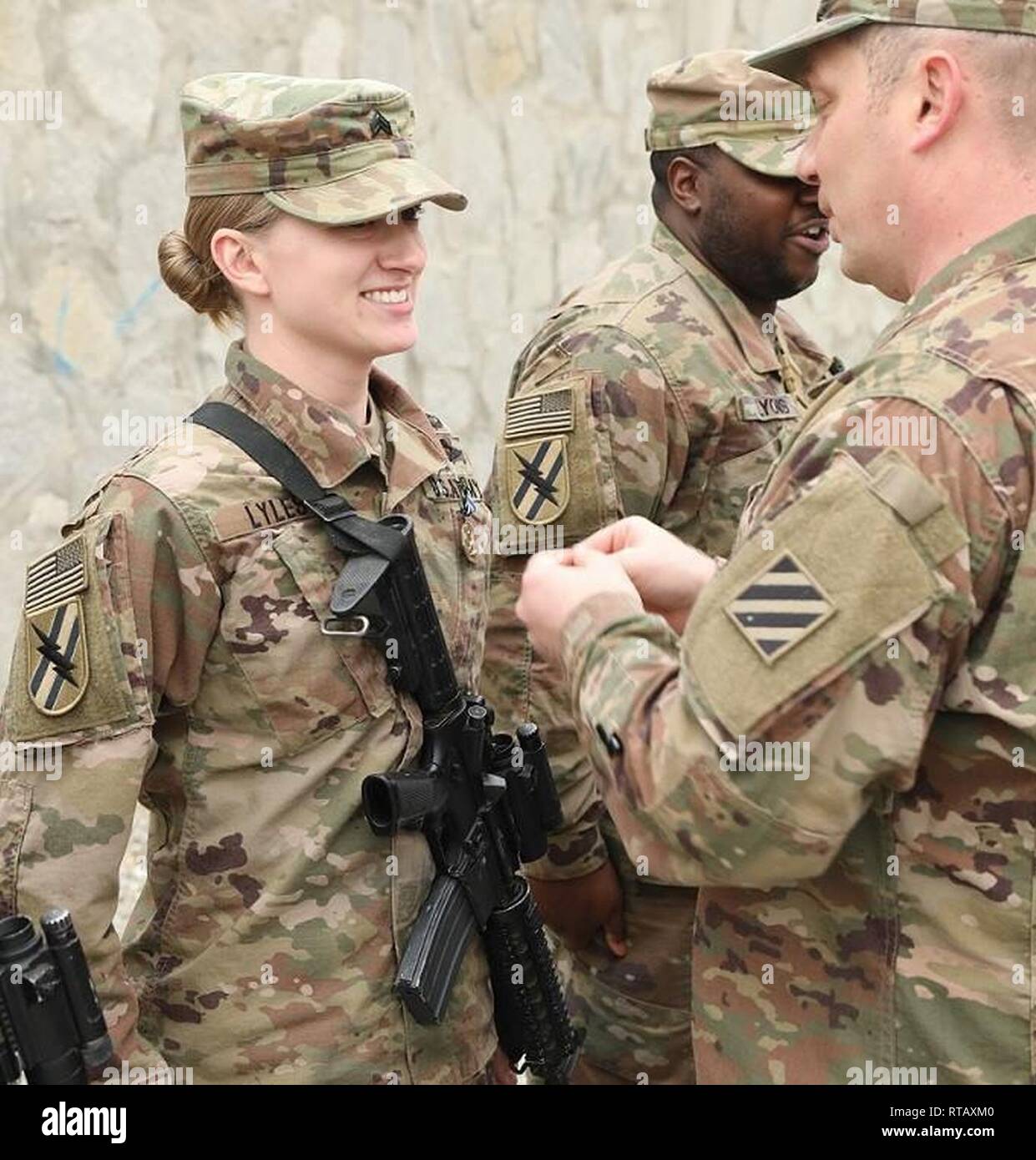 Georgia Armee nationale Scots Guards, Sgt. Lorna R. Lyles, Sergeant mit dem Macon-basierte, Zentrale, 48th Infantry Brigade Combat Team, ist die Army Achievement Medal in einer feierlichen Preisverleihung im Osten Afghanistans ausgezeichnet Jan. 4, 2019. Lyles unterschieden sich in der pre-Mobilisierung Zug - bis der 48 IBCT. U.S. Army National Guard Stockfoto