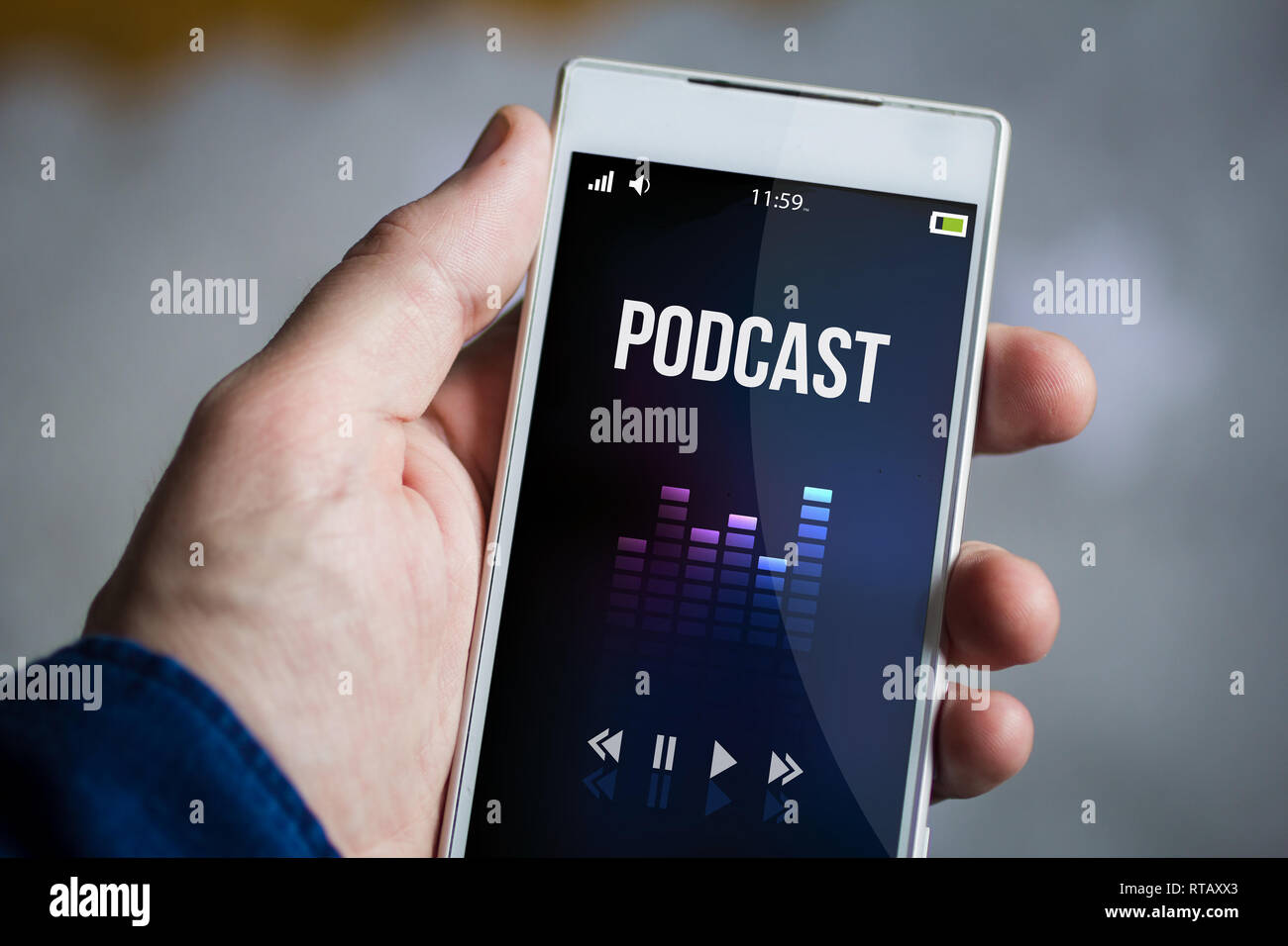 Mann Hand podcast Smartphone. Alle Grafiken sind. Stockfoto