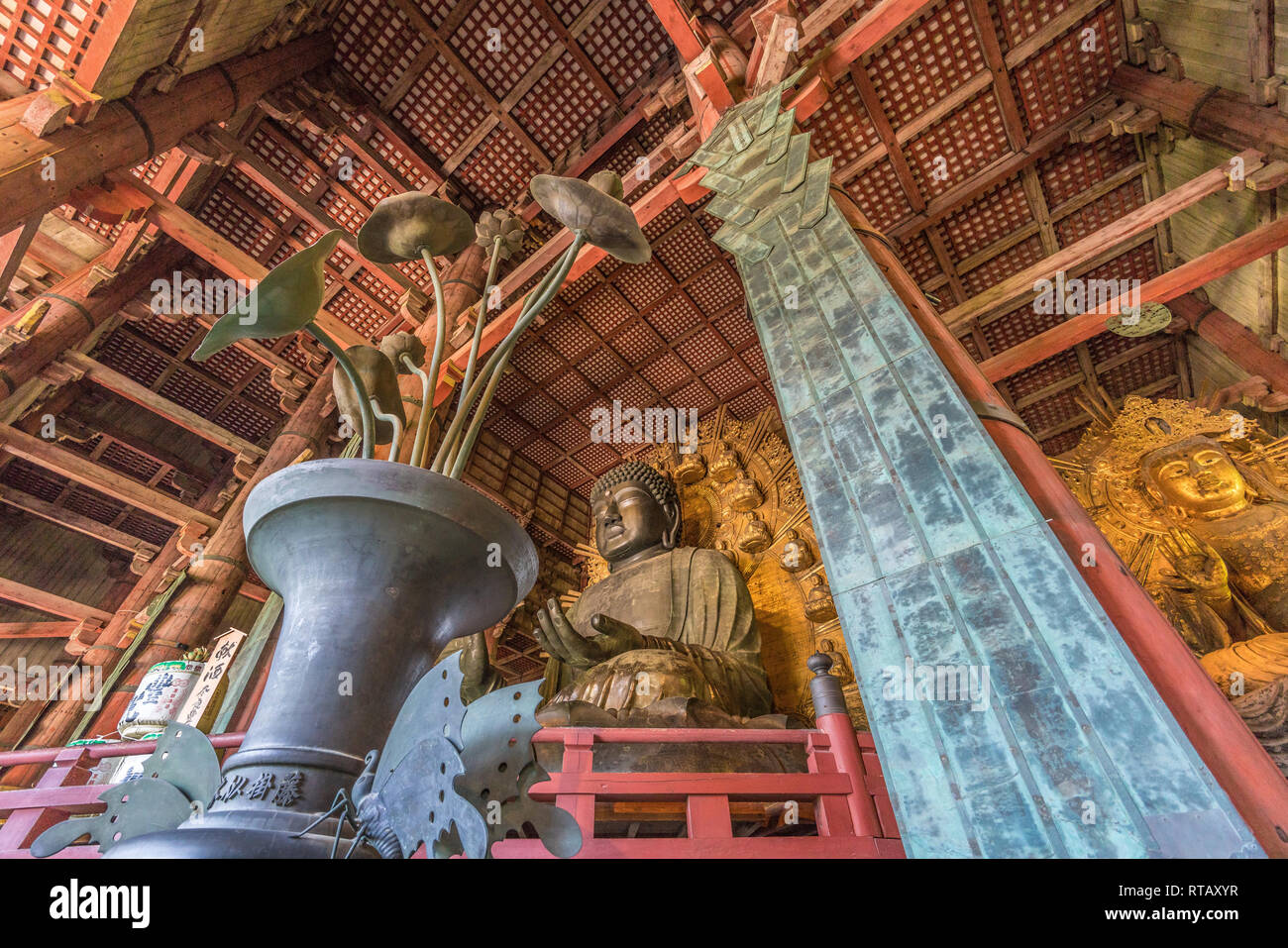 Weiter Blick auf den großen Buddha (Daibutsu) in der Daibutsuden Hall im Todai-JI-Tempel, Detail der Kupferornamente und Holzdecke Stockfoto