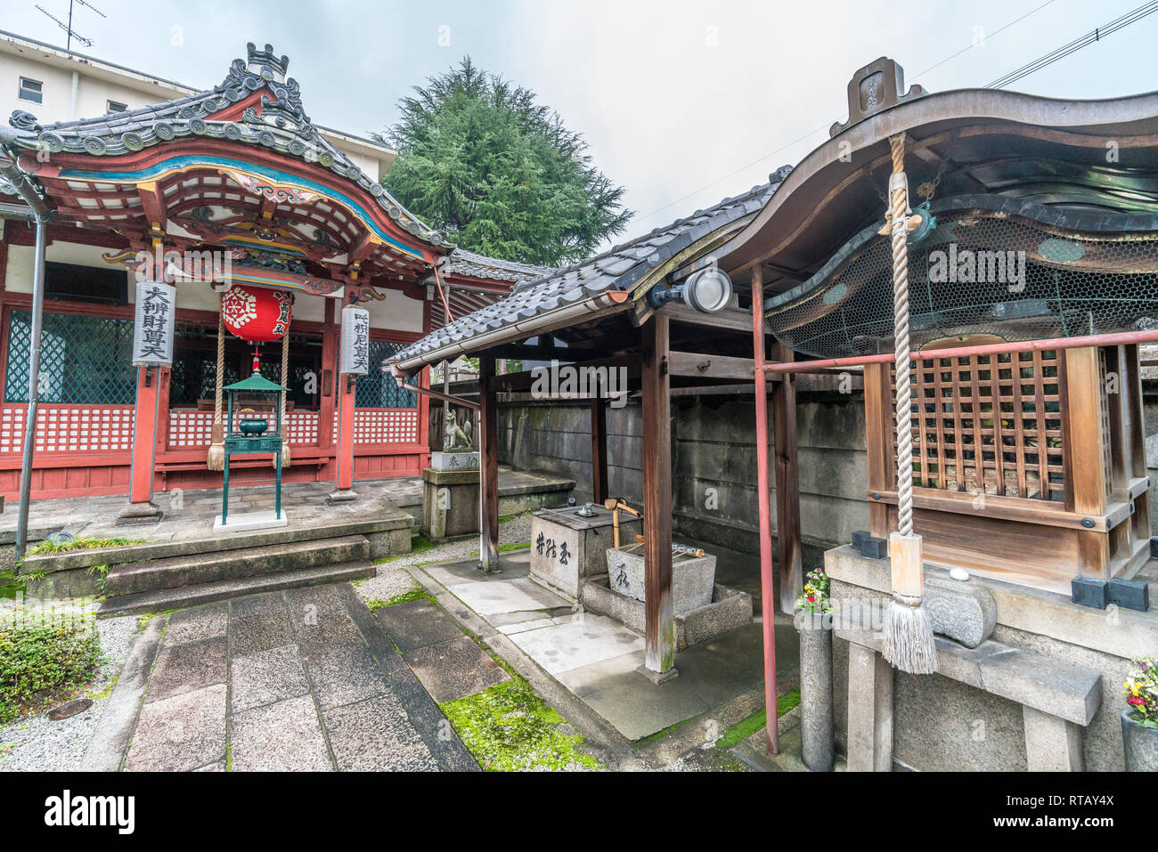 Shimogyo Ward, Kyoto, Japan - November 08, 2017: Chozuya (Wasser Waschung Pavillon) und Saal (Dai Benzai Sontensha) Sosen-ji Temple. Stockfoto