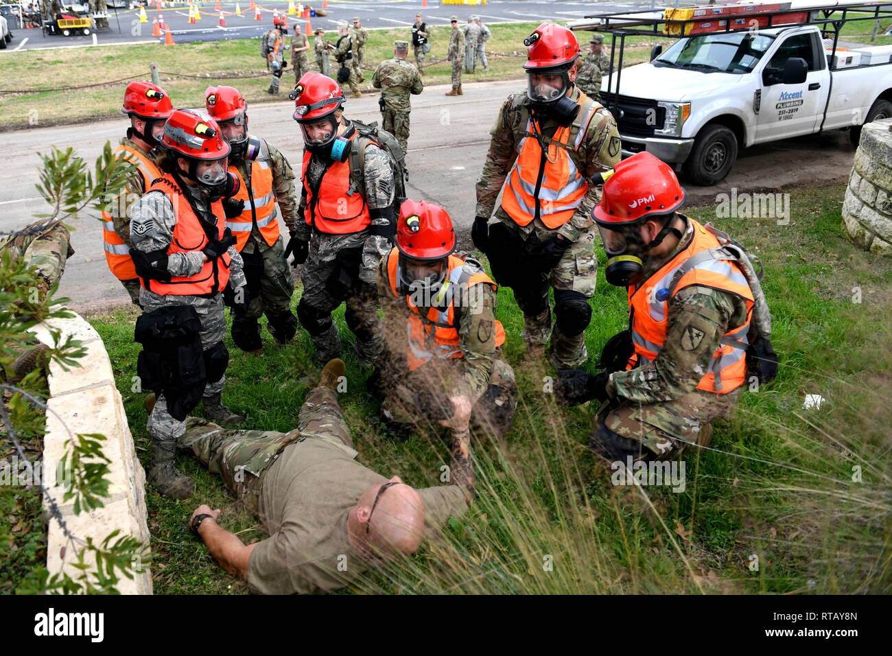 Die Texas National Guard 6 CERFP Task Force, die die 149 medizinische Det-1 und Verhängnis Suche und Wiederherstellung Team gehört, nahmen an Antwort Training mit örtlichen Behörden Feb 5 in Round Rock, Texas. Die 6 CERFP besteht aus Texas Luft- und Army National Guard Mitglieder, die aufgerufen werden können Ersthelfer innerhalb von FEMA-Region 6 zu unterstützen. Diese Regionen gehören Texas, Arkansas, Louisiana, Oklahoma und New Mexiko. Stockfoto