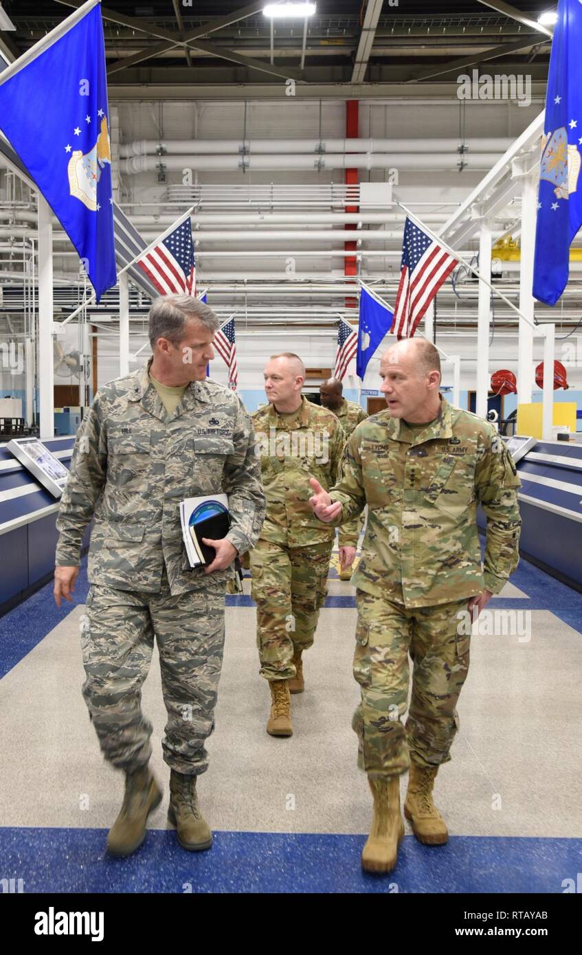 Brig. Gen. Chris Hill, links, Oklahoma City Air Logistics komplexe Commander und Gen. Stephen Lyons, United States Transportation Command Commander sprechen, während auf der Hollywood und Rebfläche von Gebäude. 3001. Folgende unmittelbar hinter ist Chief Master Sgt. Jason Frankreich USTRANSCOM Befehl Chief (sel.) Gen. Lyon tourte mehrere Standorte rund um Tinker Air Force Base Feb 4 für Briefings auf der programmierten Depot Wartung der KC-135 und Änderungen im Gange, die reagieren, Labor und die KC-46A depot Aktivierung timeline und kritischen Pfad, einschließlich Partnerschaft Initiativen, Milcon und die K Stockfoto