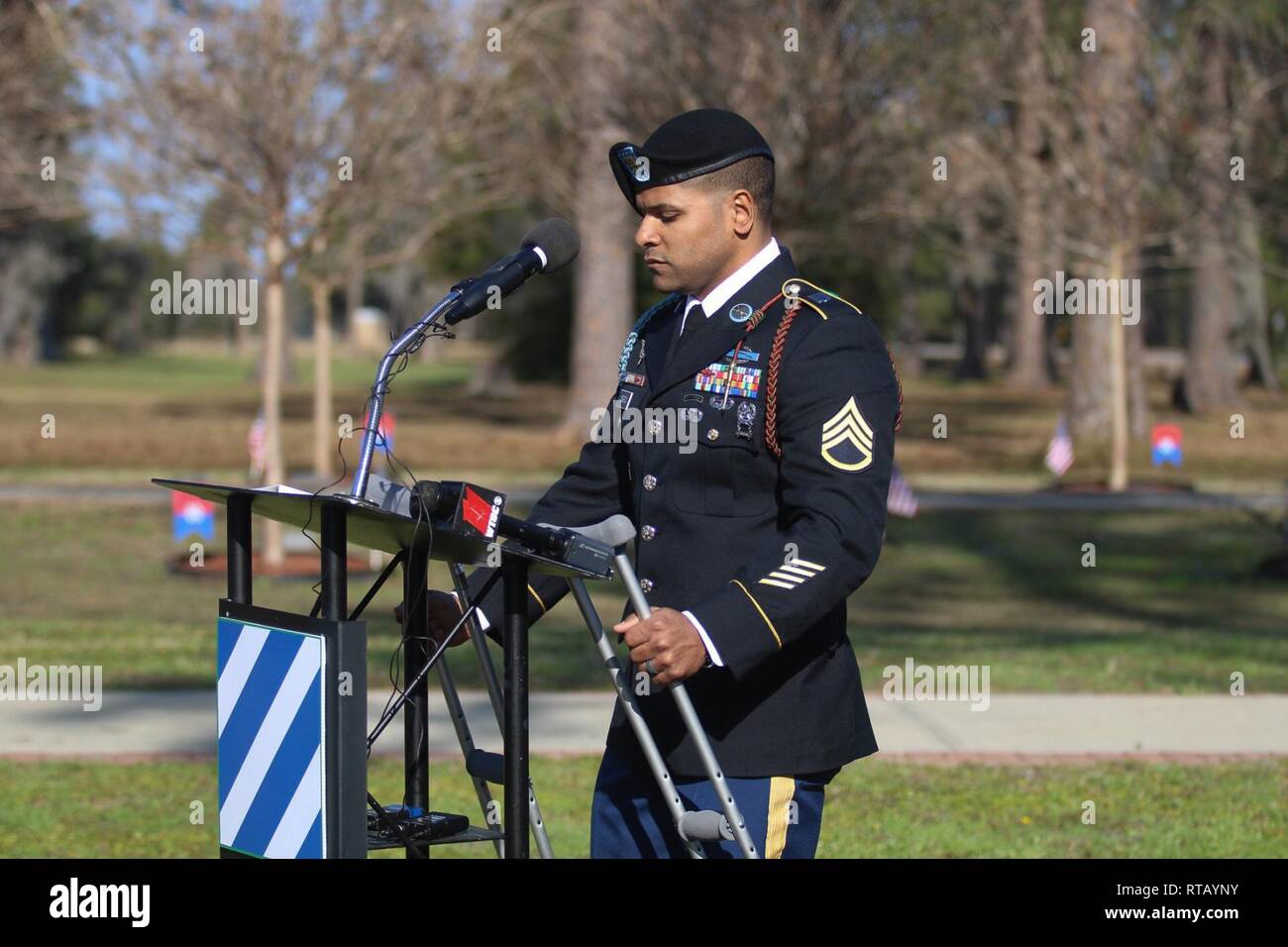 Staff Sgt. Eddie Negron, Squadleader für 1St Bataillon, 28 Infanterie Regiment, 3 Infanterie Division, rezitiert ein Gedicht zu Ehren der gefallenen Soldaten Cpl. Joseph Maciel zu einem Krieger zu Fuß Zeremonie Feb 5, am Cottrell Feld Fort Stewart, Ga. die Krieger, Inc., ist eine gemeinnützige Organisation, in Verbindung mit der 3-ID, der Gedenkveranstaltungen, um die Ehre der gefallenen Soldaten, die in der Tätigkeit, während im Irak und in Afghanistan getötet wurden, zu zahlen. Stockfoto