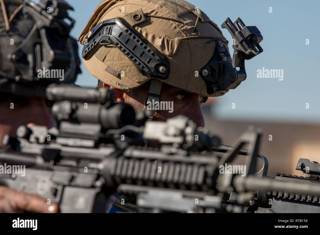 Irakische Terrorismusbekämpfung Service Basic-Kurs geben Sicherheit beim Leiten der taktischen Bewegung ein Ziel der Schulung in der Nähe von Bagdad, Irak, Feb 5, 2019 zu löschen. BLC ist von irakischen Ausbilder mit Hilfe von Alliierten Streitkräften geführt und bereitet Soldaten CTS Soldaten, führende Rollen im Team und Gruppe das Niveau von Führungskompetenzen, Ausbildung, und warfighting Konzepte und Fähigkeiten. Combined Joint Task Force-Operation inhärenten Lösung an, um sicherzustellen, dass unsere irakischen Sicherheitskräfte Partner elastisch sind und sich selbst tragenden in Ausbildung, Ausstattung und Verwaltung ihrer gebundenen Stockfoto