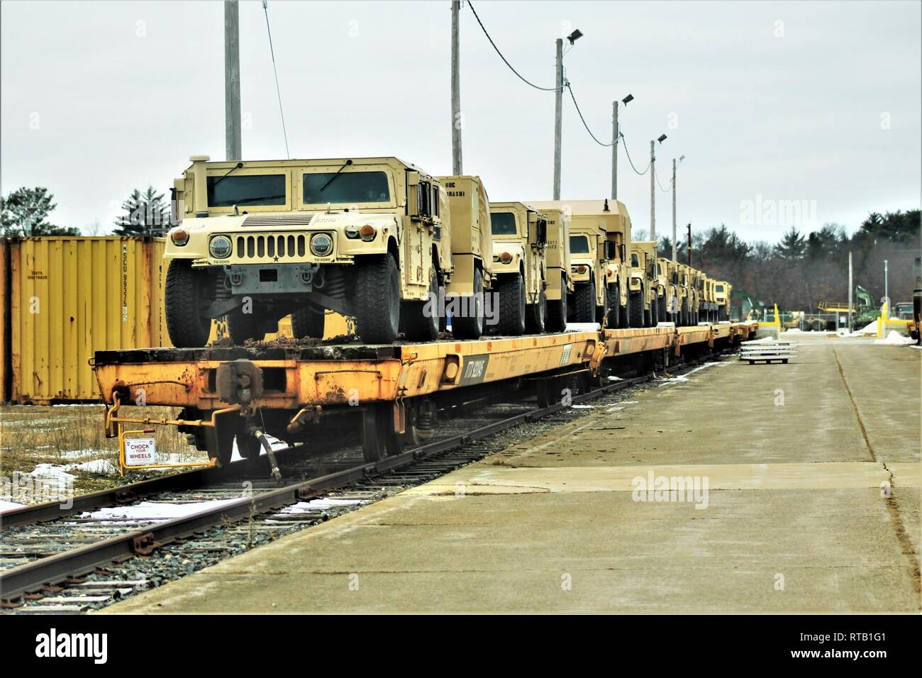 Militärfahrzeuge und Ausrüstung mit den 389 Ingenieur Bataillon ist auf triebwagen Feb 5, 2019 geladen, der Rail Yard am Fort McCoy, Wis. Die Bewegung ist für die Zukunft der 389 th Beteiligung in Betrieb entschlossen Schloss 2019 in Polen. Einheit Soldaten geladen 38 Autos mit Fahrzeugen und Ausrüstung nach dem Training in einer Schiene Leiter Operations Klasse von Vertretern des Marine Corps Logistik Base-Barstow, Calif Fort Mccoys Logistics Readiness Center Personal unterstützt mit dem Laden. Stockfoto