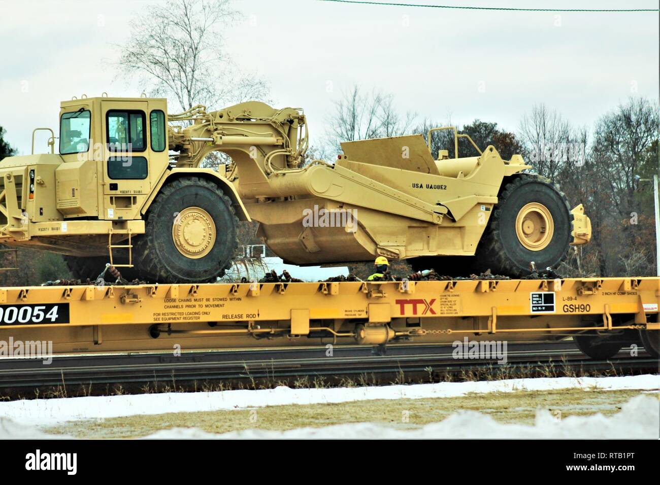 Militärfahrzeuge und Ausrüstung mit den 389 Ingenieur Bataillon ist auf triebwagen Feb 5, 2019 geladen, der Rail Yard am Fort McCoy, Wis. Die Bewegung ist für die Zukunft der 389 th Beteiligung in Betrieb entschlossen Schloss 2019 in Polen. Einheit Soldaten geladen 38 Autos mit Fahrzeugen und Ausrüstung nach dem Training in einer Schiene Leiter Operations Klasse von Vertretern des Marine Corps Logistik Base-Barstow, Calif Fort Mccoys Logistics Readiness Center Personal unterstützt mit dem Laden. Stockfoto