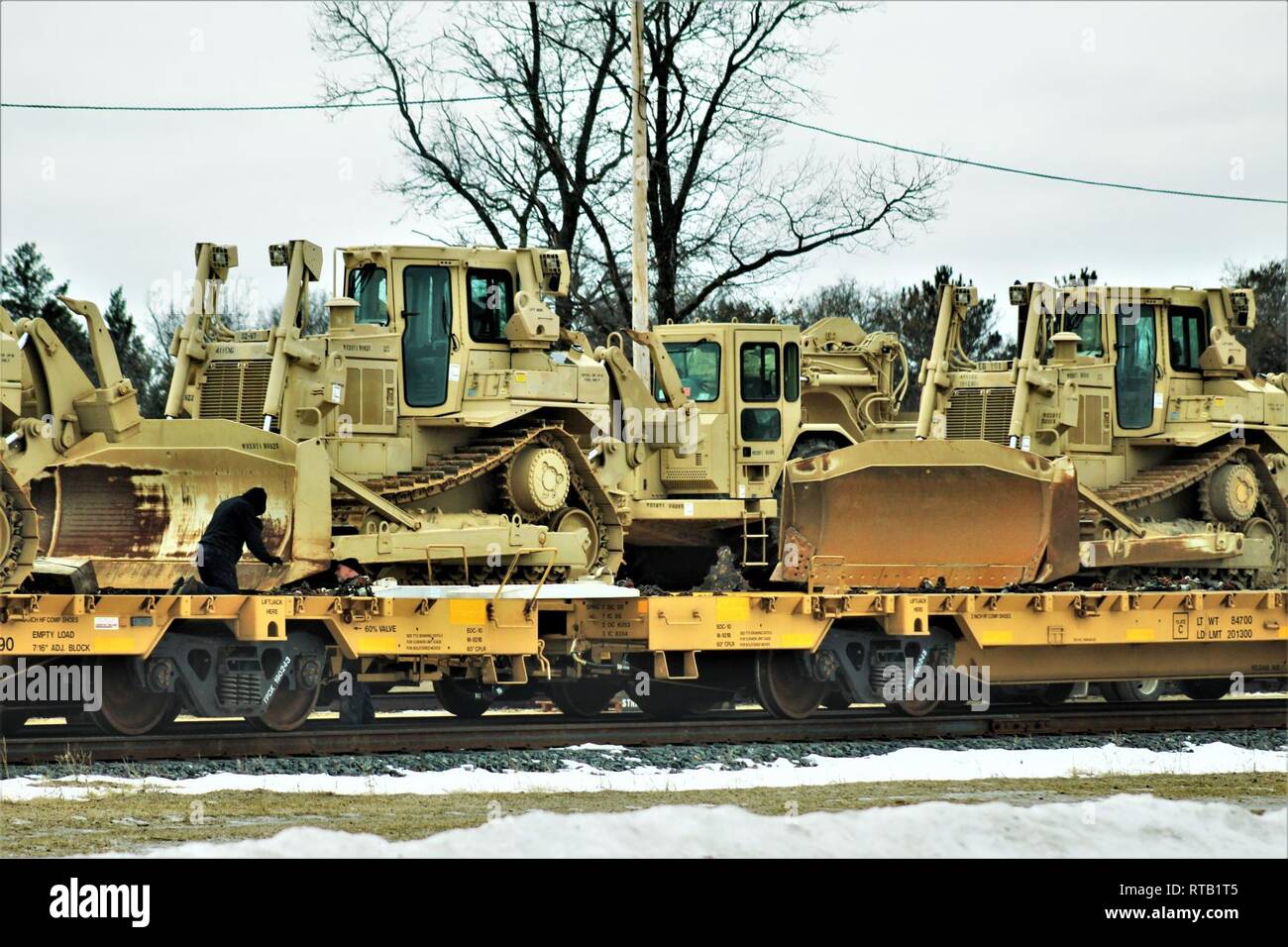 Militärfahrzeuge und Ausrüstung mit den 389 Ingenieur Bataillon ist auf triebwagen Feb 5, 2019 geladen, der Rail Yard am Fort McCoy, Wis. Die Bewegung ist für die Zukunft der 389 th Beteiligung in Betrieb entschlossen Schloss 2019 in Polen. Einheit Soldaten geladen 38 Autos mit Fahrzeugen und Ausrüstung nach dem Training in einer Schiene Leiter Operations Klasse von Vertretern des Marine Corps Logistik Base-Barstow, Calif Fort Mccoys Logistics Readiness Center Personal unterstützt mit dem Laden. Stockfoto