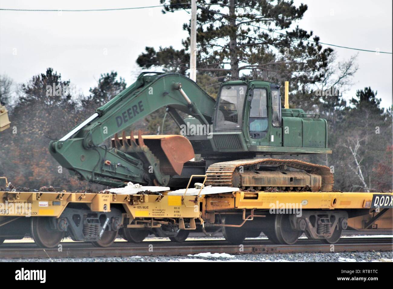 Militärfahrzeuge und Ausrüstung mit den 389 Ingenieur Bataillon ist auf triebwagen Feb 5, 2019 geladen, der Rail Yard am Fort McCoy, Wis. Die Bewegung ist für die Zukunft der 389 th Beteiligung in Betrieb entschlossen Schloss 2019 in Polen. Einheit Soldaten geladen 38 Autos mit Fahrzeugen und Ausrüstung nach dem Training in einer Schiene Leiter Operations Klasse von Vertretern des Marine Corps Logistik Base-Barstow, Calif Fort Mccoys Logistics Readiness Center Personal unterstützt mit dem Laden. Stockfoto