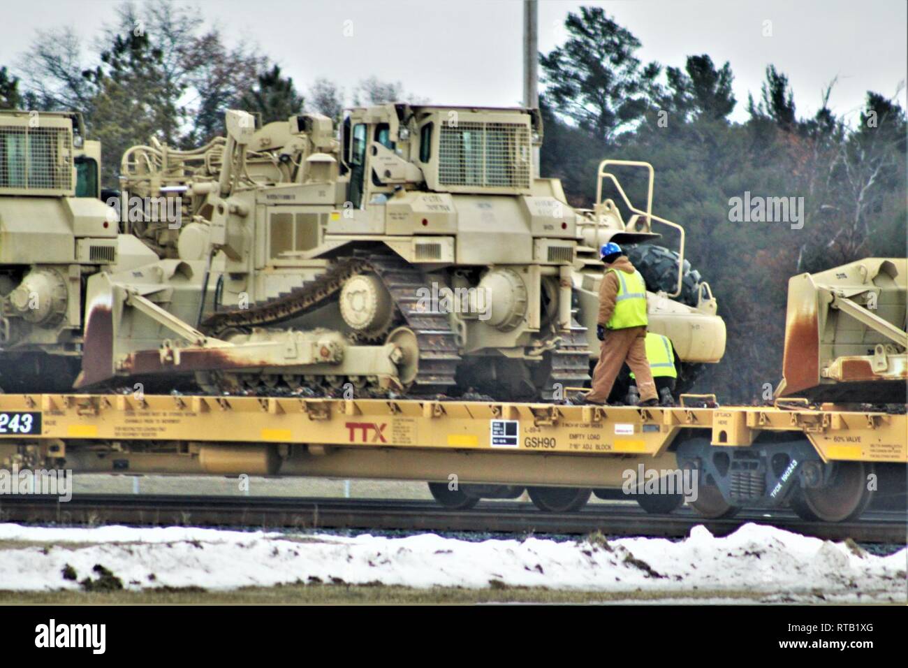 Militärfahrzeuge und Ausrüstung mit den 389 Ingenieur Bataillon ist auf triebwagen Feb 5, 2019 geladen, der Rail Yard am Fort McCoy, Wis. Die Bewegung ist für die Zukunft der 389 th Beteiligung in Betrieb entschlossen Schloss 2019 in Polen. Einheit Soldaten geladen 38 Autos mit Fahrzeugen und Ausrüstung nach dem Training in einer Schiene Leiter Operations Klasse von Vertretern des Marine Corps Logistik Base-Barstow, Calif Fort Mccoys Logistics Readiness Center Personal unterstützt mit dem Laden. Stockfoto
