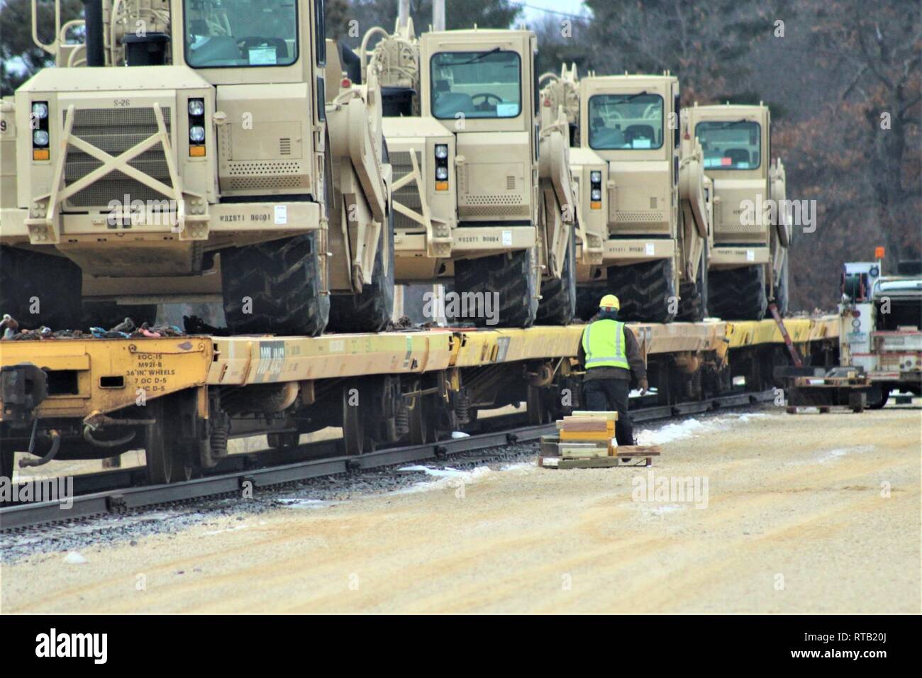 Militärfahrzeuge und Ausrüstung mit den 389 Ingenieur Bataillon ist auf triebwagen Feb 5, 2019 geladen, der Rail Yard am Fort McCoy, Wis. Die Bewegung ist für die Zukunft der 389 th Beteiligung in Betrieb entschlossen Schloss 2019 in Polen. Einheit Soldaten geladen 38 Autos mit Fahrzeugen und Ausrüstung nach dem Training in einer Schiene Leiter Operations Klasse von Vertretern des Marine Corps Logistik Base-Barstow, Calif Fort Mccoys Logistics Readiness Center Personal unterstützt mit dem Laden. Stockfoto