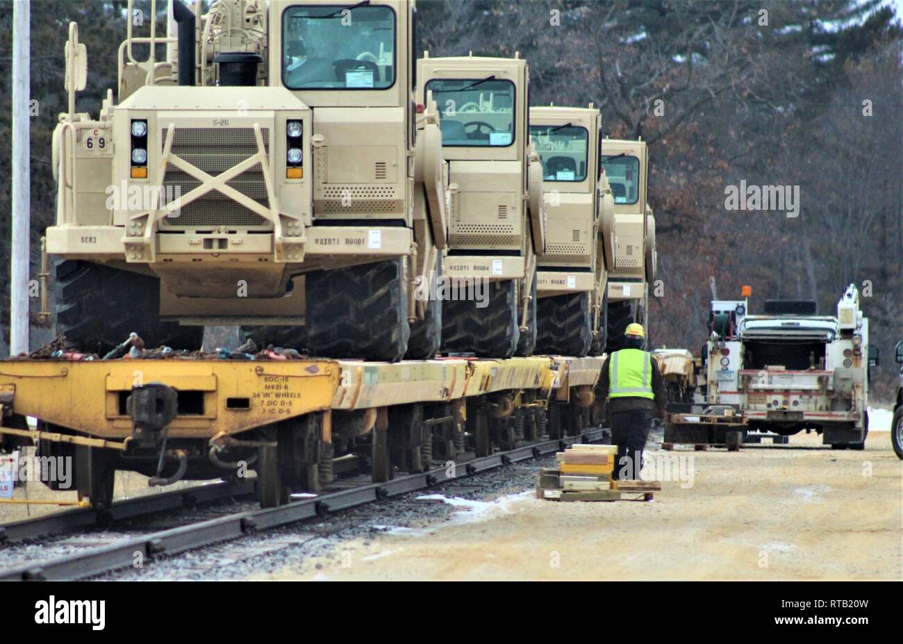 Militärfahrzeuge und Ausrüstung mit den 389 Ingenieur Bataillon ist auf triebwagen Feb 5, 2019 geladen, der Rail Yard am Fort McCoy, Wis. Die Bewegung ist für die Zukunft der 389 th Beteiligung in Betrieb entschlossen Schloss 2019 in Polen. Einheit Soldaten geladen 38 Autos mit Fahrzeugen und Ausrüstung nach dem Training in einer Schiene Leiter Operations Klasse von Vertretern des Marine Corps Logistik Base-Barstow, Calif Fort Mccoys Logistics Readiness Center Personal unterstützt mit dem Laden. Stockfoto