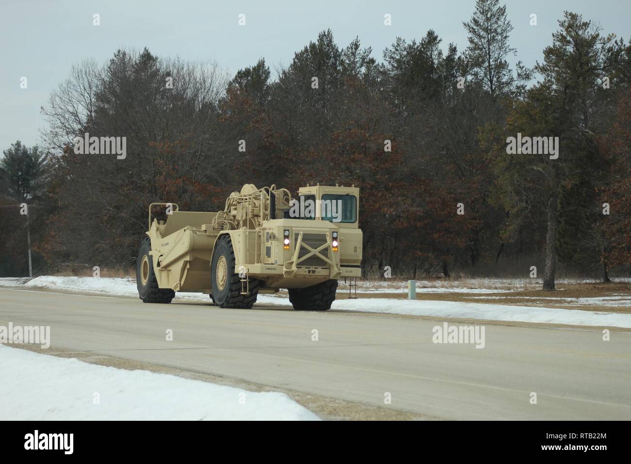 Militärfahrzeuge und Ausrüstung mit den 389 Ingenieur Bataillon sind an der Waage gewogen, bevor sie auf Eisenbahnwaggons verladen Feb 5, 2019, am Fort McCoy, Wis. Die Bewegung ist für die Zukunft der 389 th Beteiligung in Betrieb entschlossen Schloss 2019 in Polen. Einheit Soldaten geladen 38 Autos mit Fahrzeugen und Ausrüstung nach dem Training in einer Schiene Leiter Operations Klasse von Vertretern des Marine Corps Logistik Base-Barstow, Calif Fort Mccoys Logistics Readiness Center Personal unterstützt mit dem Laden. Stockfoto