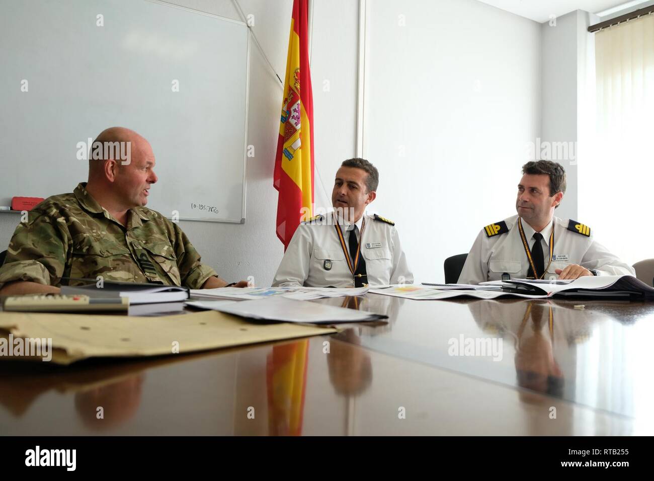 British Royal Navy Commander John Payne, Chief maritime des NATO-Headquarters Allied Rapid Reaction Corps; Spanische Marine Kapitän Manuel Gonzalez, Stabschef, Spanischen maritimen Kräfte, und seinem Stellvertreter Kommandant Francisco San Martin, Möglichkeiten diskutieren, Feb 5, 2019, an der Naval Station Rota in Cádiz, Spanien. Das Treffen war Teil der Übung Dreadnought 2019, zielte darauf ab, Beziehungen und Fähigkeiten unter den NATO-maritime Organisationen aufzubauen. Stockfoto