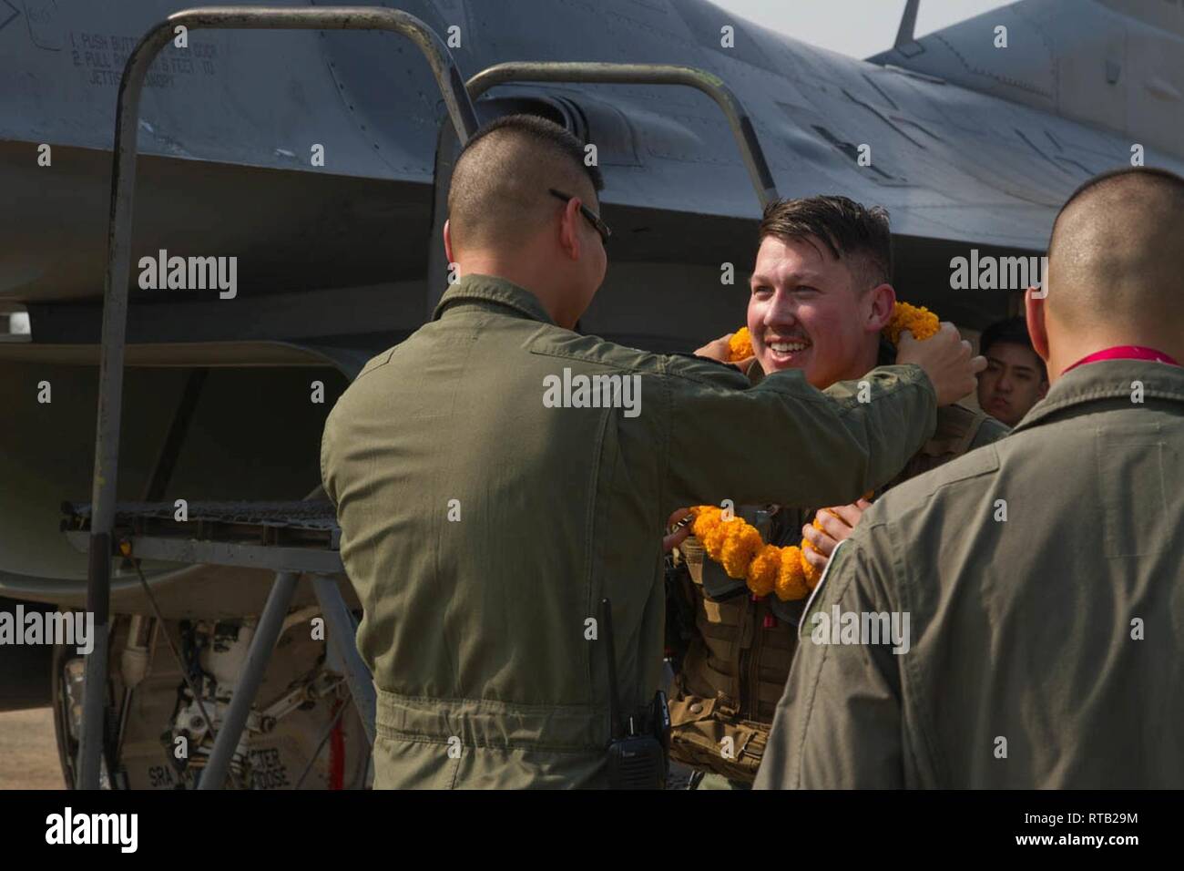 Us Air Force 1 Leutnant Cameron "Rex" Fierro, 35th Fighter Squadron Pilot, ist von der Royal Thai Air Force Squadron Leader Suppawath Boonarch für Übung Cobra Gold 2019 in Korat Royal Thai Air Force Base, Thailand, Feb 6 2019 begrüßt. Cobra Gold ist ein Thai-US-co-gesponsert Übung, fördert regionale Partnerschaften für die Zusammenarbeit im Indopazifik. Stockfoto