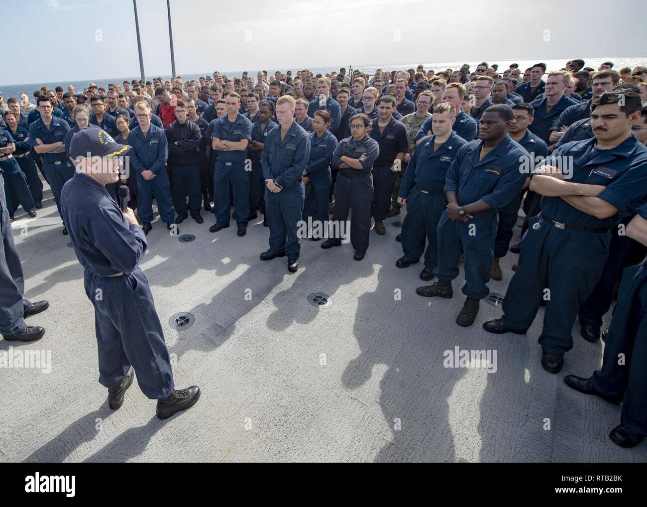 5. US-Flotte EINSATZGEBIET (Feb. 6, 2019) - Cmdr. Steve Schmidt, unten links, kommandierender Offizier der Whidbey Island-Klasse amphibische Landung dock Schiff USS Fort McHenry (LSD 43), spricht mit Segler während alles - Hände Anruf an Bord Fort McHenry. Fort McHenry ist Teil der Kearsarge amphibische Gruppe und bereit, mit der begonnen 22 Marine Expeditionary Unit, ist in die USA 5 Flotte Bereich der Maßnahmen zur Unterstützung der Marine im Einsatz für die Stabilität und Sicherheit in der Region zu gewährleisten und verbindet das Mittelmeer und den Pazifischen Raum durch den westlichen Indischen Ozean und t Stockfoto