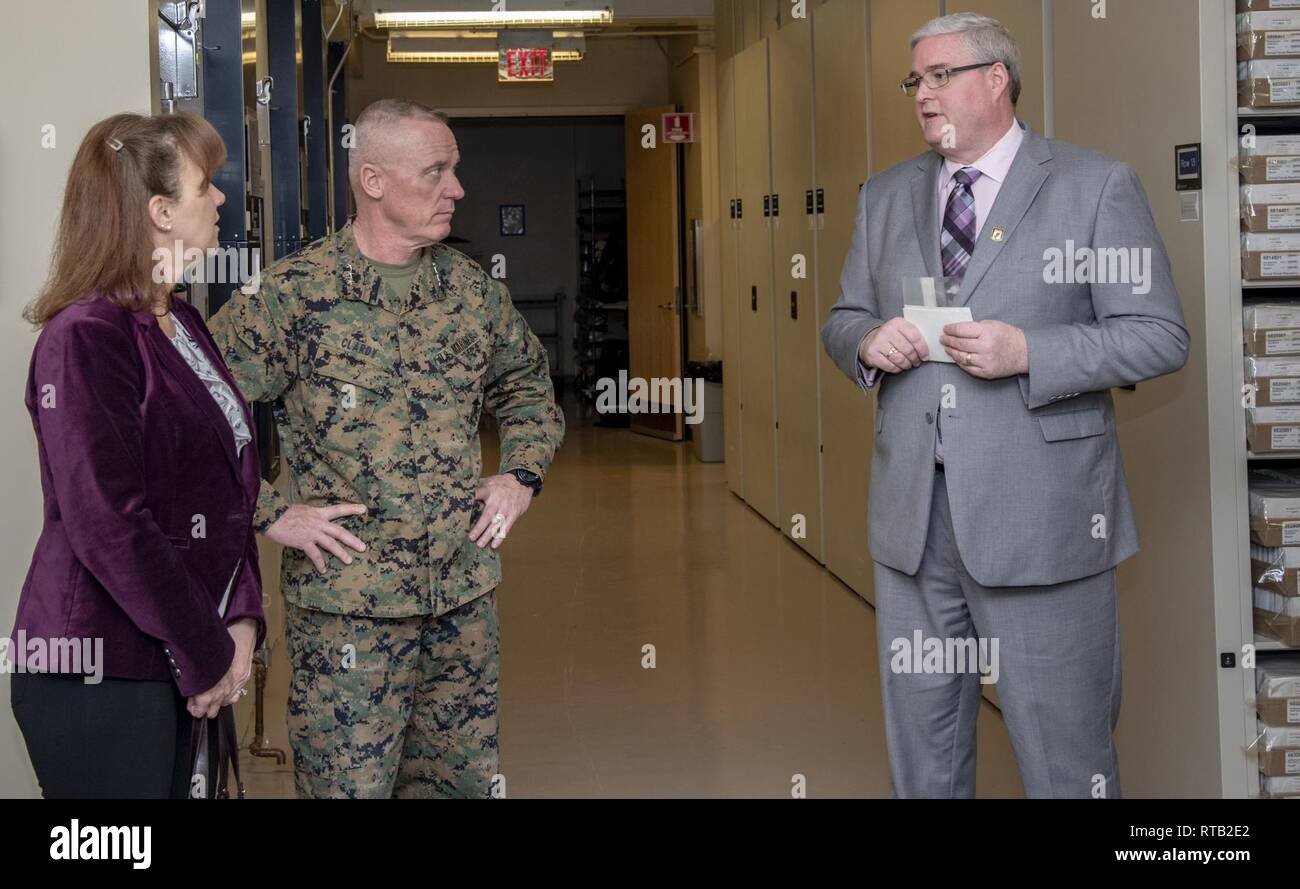 Dr. Tim McMahon (rechts), Ministerium für Verteidigung DNA Operations Director, erläutert der Blutfleck card Verfahren und die Streitkräfte Repository der Probe Proben für die Identifizierung von bleibt US Marine Corps Generalleutnant H. Stacy Clardy, Staatssekretär der Verteidigung militärischer Stellvertreter (Mitte) und seine Frau, Frau Alison Clardy, bei einem Besuch der Streitkräfte Medical Examiner System Feb 6, 2019. Clardy besuchten die drei Divisionen AFMES, Forensische Toxikologie, Verteidigungsministerium DNA-Operationen und Büro der Streitkräfte medizinischer Prüfer, mehr über ihre Missionen innerhalb zu erfahren Stockfoto