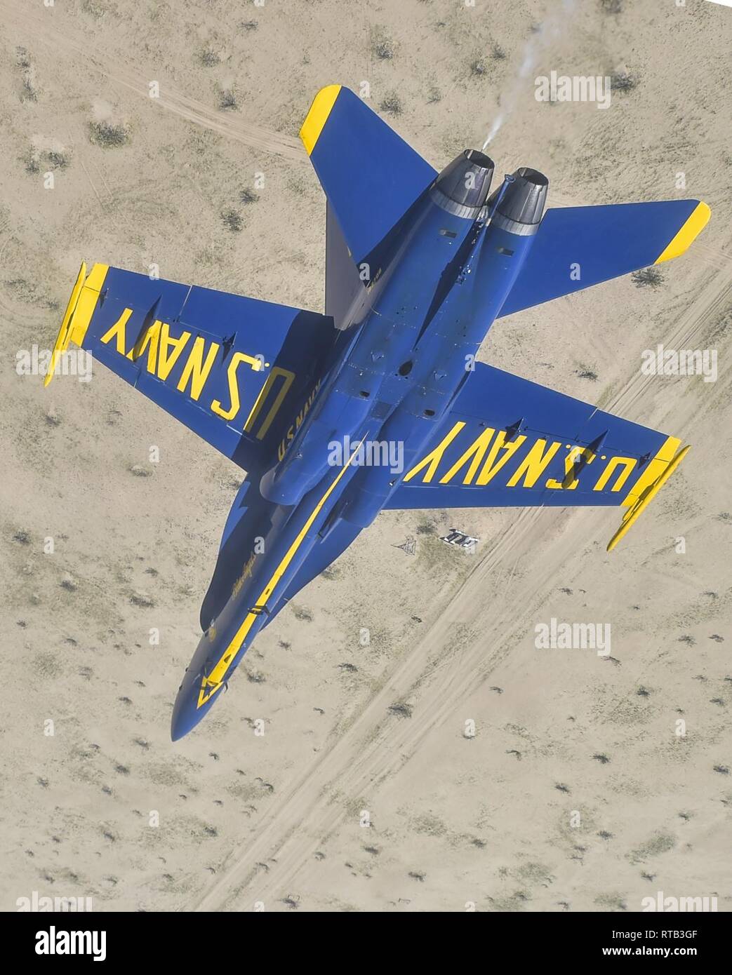 EL Centro, Kalifornien (Feb. 6, 2019). Der blaue Engel' flight Leader und kommandierenden Offizier, Kapitän Eric Doyle, führt die doppelte farvel Manöver bei einem Flug über das Imperial Valley. Der Blaue Engel sind die Durchführung von winter Training am Naval Air Facility El Centro, Kalifornien, in der Vorbereitung für die Saison 2019 zeigen. Das Team wird voraussichtlich 61 Flugvorführungen an 32 Standorten im Land der Stolz und die Professionalität der US Navy und Marine Corps zur Schau zu stellen, der amerikanischen Öffentlichkeit zu führen. Stockfoto