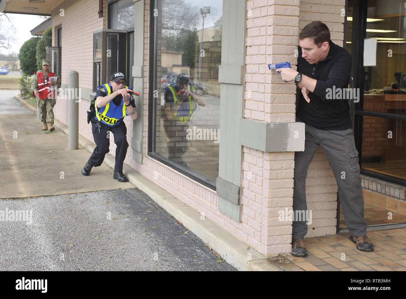 MILLINGTON, Tenn (Feb. 6, 2019) Naval Support Activity (NSA) Mid-South Polizeioffizier Jourdan Moore, Links, engagiert sich Master-at-Arms 1. Klasse Anthony Koch, rechts, während eines aktiven shooter Übung. NSA Mid-South führt Übung Zitadelle Shield-Solid Vorhang 2019 durch Feb.15, zusammen mit anderen Marine Anlagen innerhalb der kontinentalen Vereinigten Staaten. Stockfoto