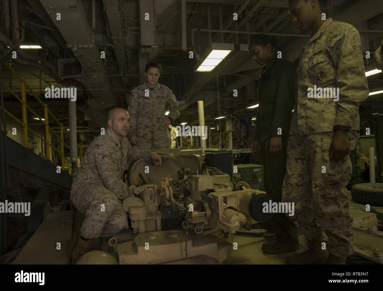 Arabische Meer (Feb. 6, 2019) US Marine Corps Staff Sgt. William Seniw, einem Tank Crew Mitglied mit der 22 Marine Expeditionary Unit, beantwortet Fragen von weiblichen Engagement Team a Auf der M1A1 Abrams Kampfpanzer während einer weiblichen Engagement Team Training an Bord der Wasp-Klasse amphibisches Schiff, die USS Kearsarge (LHD-3). FET-Marines fungieren als Berater und Liasons in fremden Ländern und helfen, ihre Truppen grundlegenden Kampftechniken trainieren. Marinesoldaten und Matrosen mit der 22 MEU und Kearsarge Amphibious Ready Gruppe sind an den 5 Flotte Bereich für Maßnahmen zur Erhöhung der Marineoperationen zu ens bereitgestellt Stockfoto