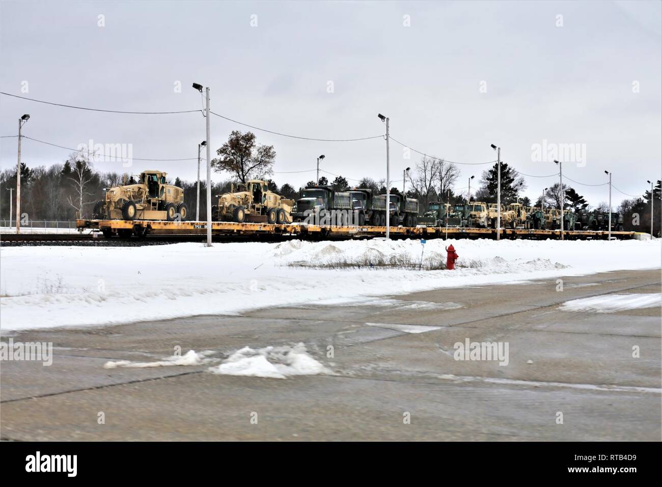Militärfahrzeuge und Ausrüstung mit den 389 Ingenieur Bataillon ist auf triebwagen Feb 6, 2019 geladen, der Rail Yard am Fort McCoy, Wis. Die Bewegung ist für die Zukunft der 389 th Beteiligung in Betrieb entschlossen Schloss 2019 in Polen. Einheit Soldaten geladen 38 Autos mit Fahrzeugen und Ausrüstung nach dem Training in einer Schiene Leiter Operations Klasse von Vertretern des Marine Corps Logistik Base-Barstow, Calif Fort Mccoys Logistics Readiness Center Personal unterstützt mit dem Laden. Stockfoto